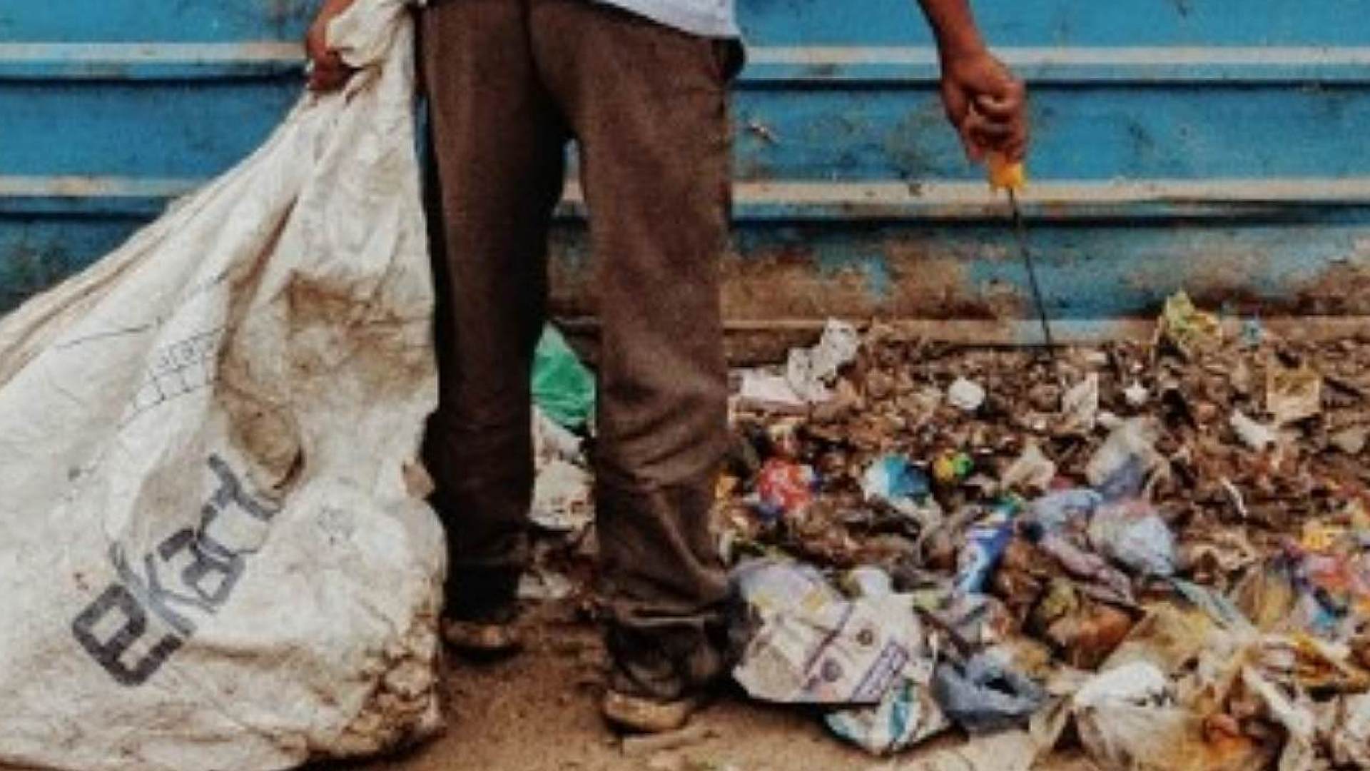 Ilustrasi pemulung. Foto: Anas Jawed - Pexels