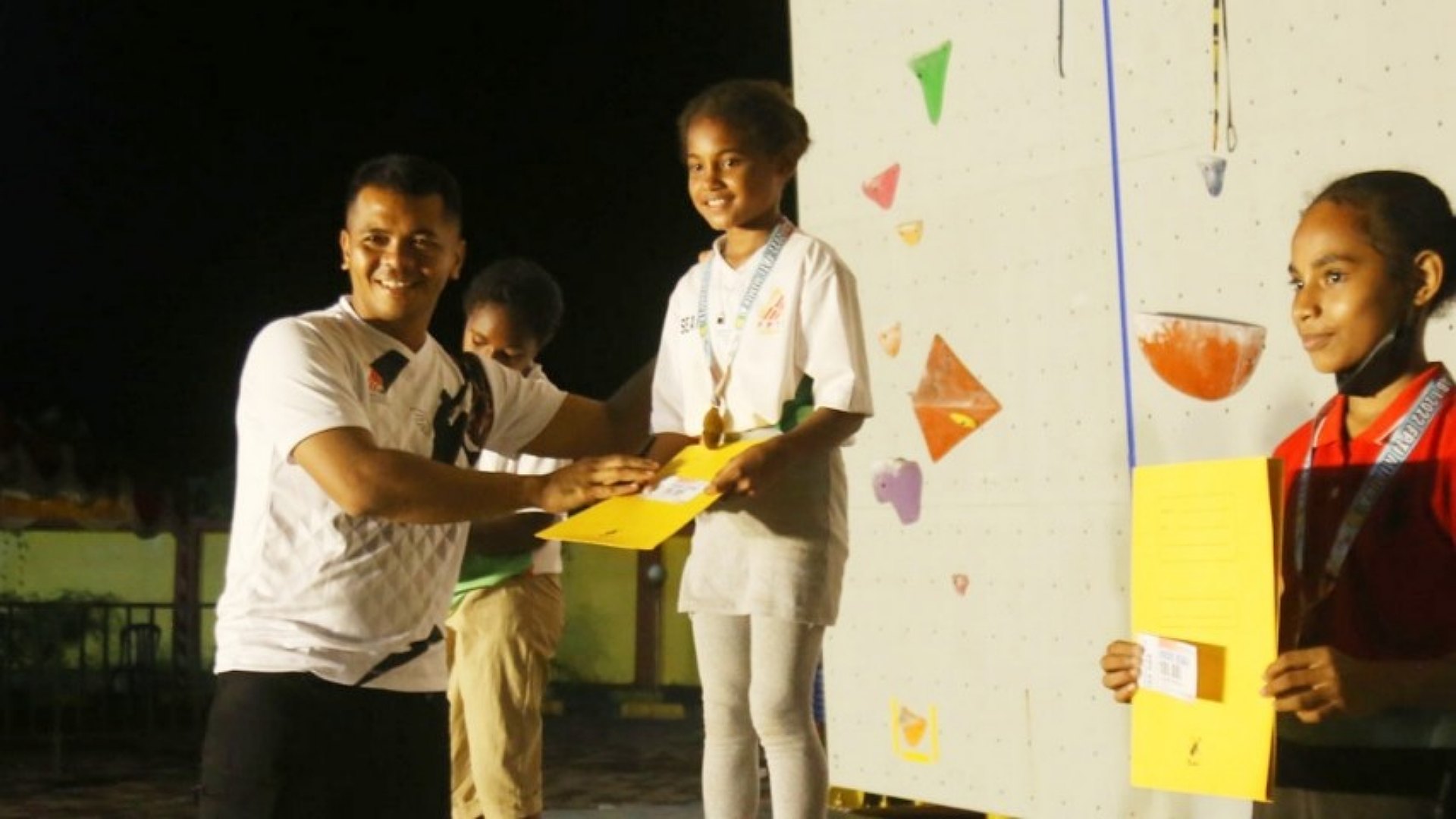 berikut-nama-nama-juara-di-kejurkab-i-panjat-tebing-mimika