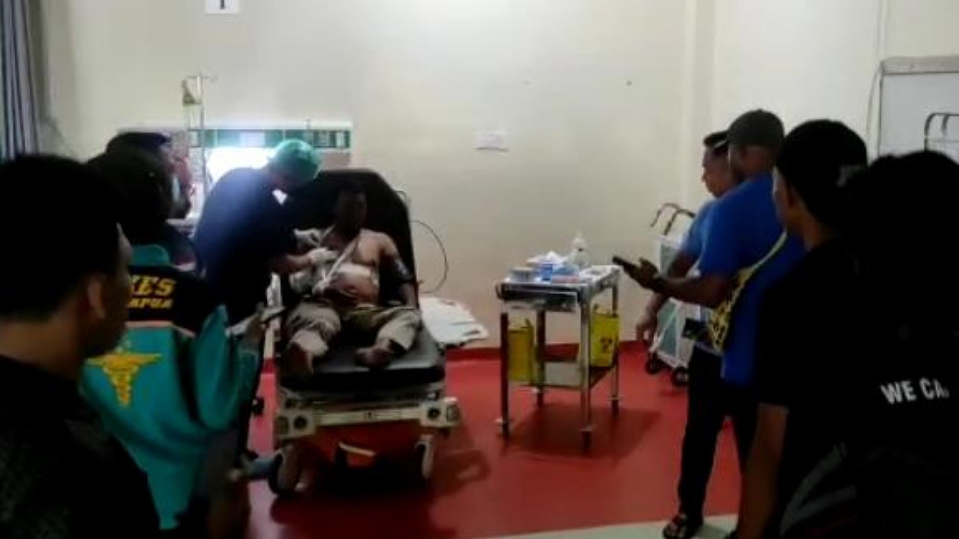 Ilham, korban penembakan yang dirawat di IRD RSUD Mimika, Selasa (8/11/2022). Foto: Amma/ Papua60detik