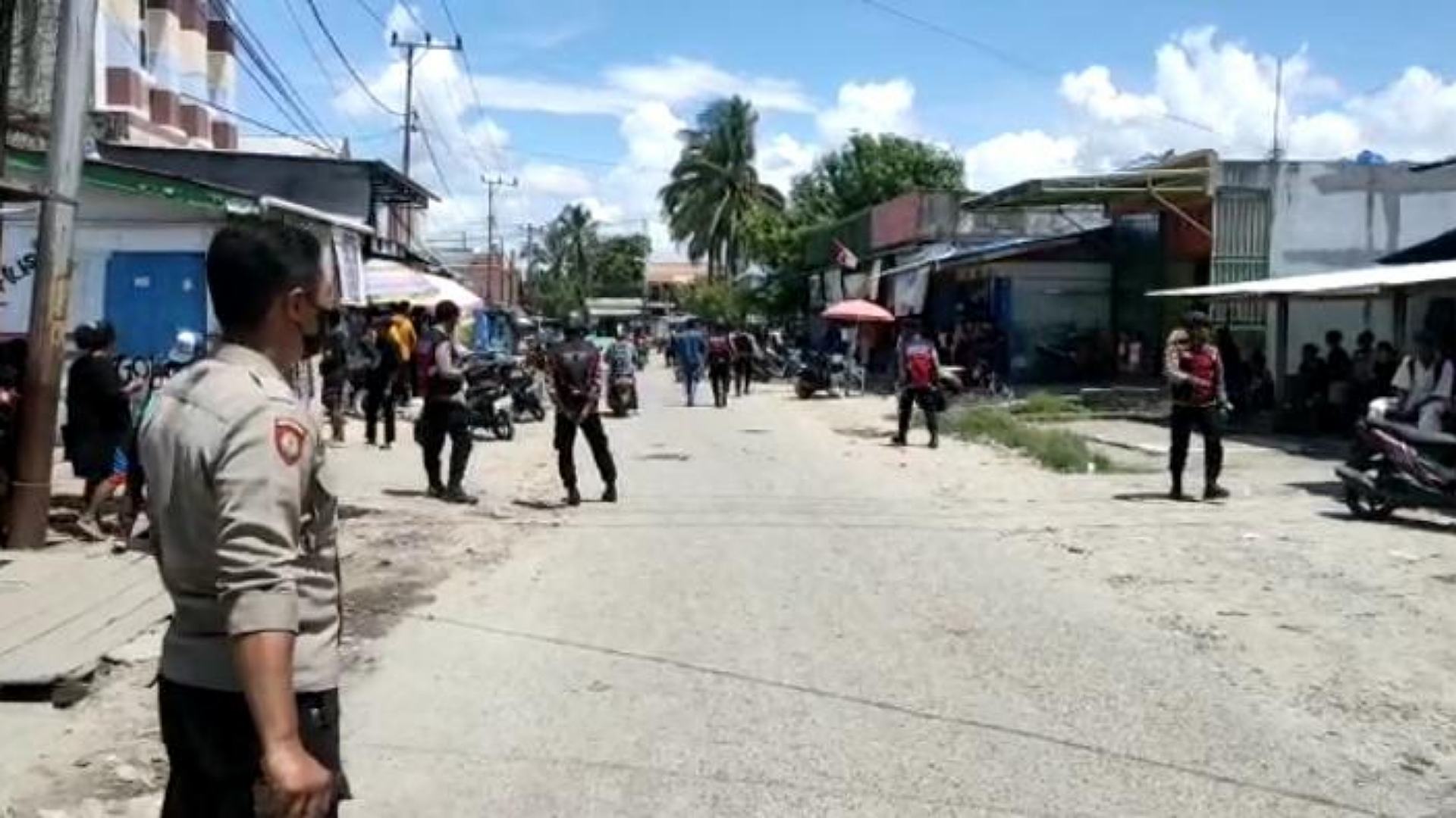 Aparat kepolisian berusaha membubarkan perkumpulan pelajar di Jalan Bougenville, Jumat (11/11/2022). Foto: Amma/Papua60detik