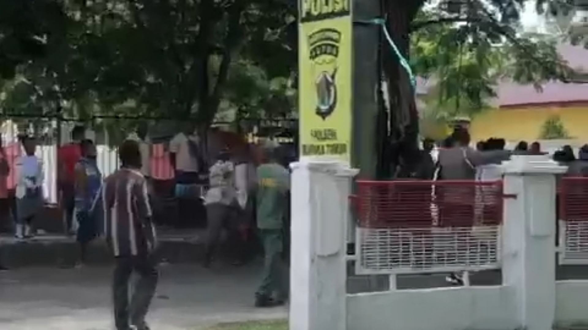 sekelompok-warga-serang-polsek-miktim-dan-bakar-satu-rumah