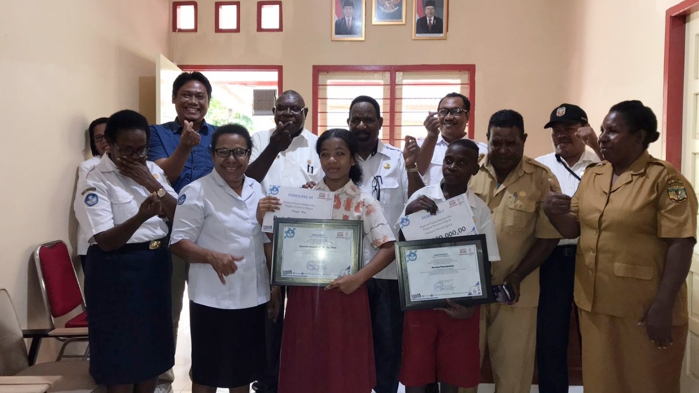 mendongeng-pakai-bahasa-kamoro-dua-siswa-ini-harumkan-nama-mimika