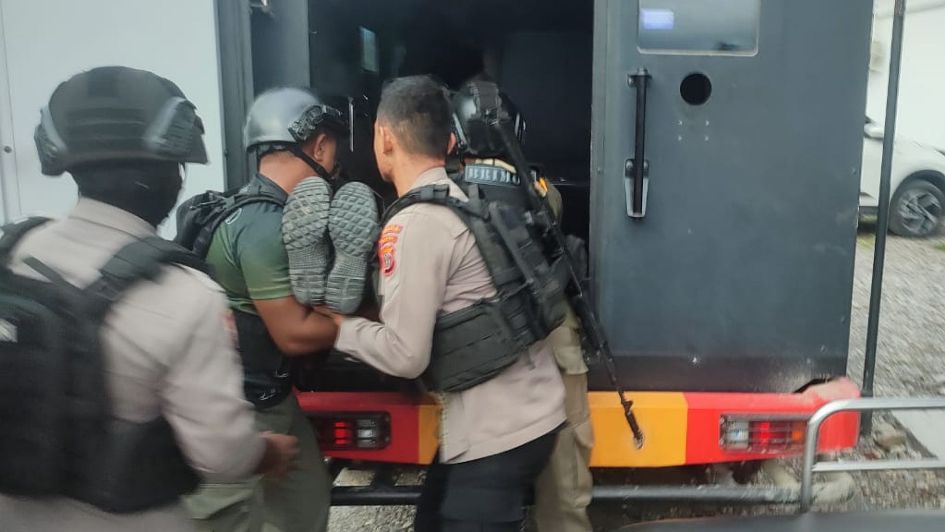 dihadang-kkb-tiga-brimob-tertembak-satu-meninggal-dunia