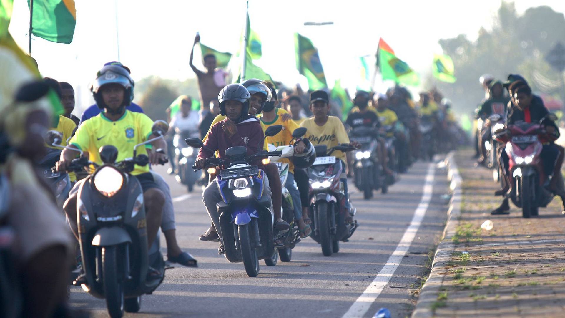 Suporter Brasil saat melakukan konvoi di sepanjang Jalan Cenderawasih Sp 2 Timika, Papua Tengah, Selasa (6/11/2022). Foto: Joe Situmorang / Papua60Detik