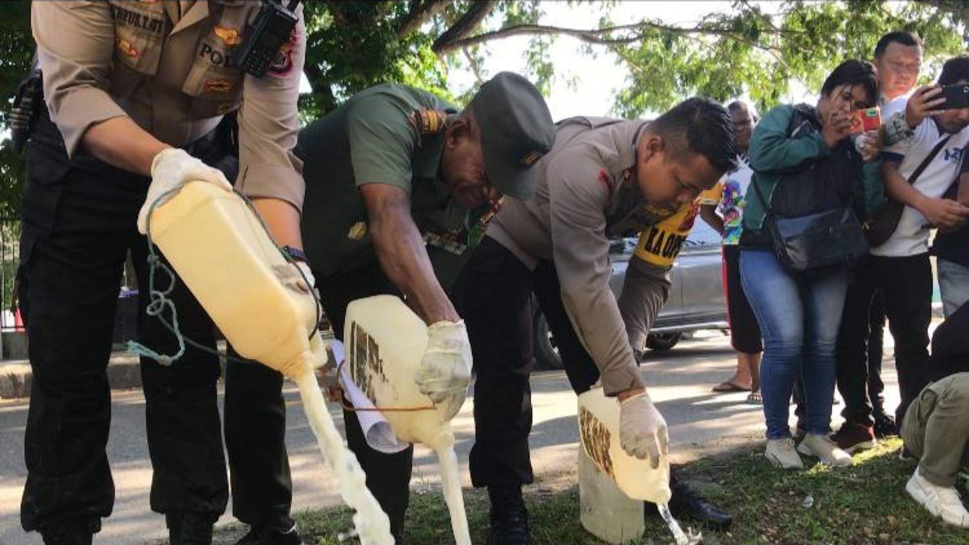 Pemusnahan minuman lokal beralkohol di depan Mapolsek Mimika Timur, Rabu (7/12/2022). Foto: Amma/ Papua60detik