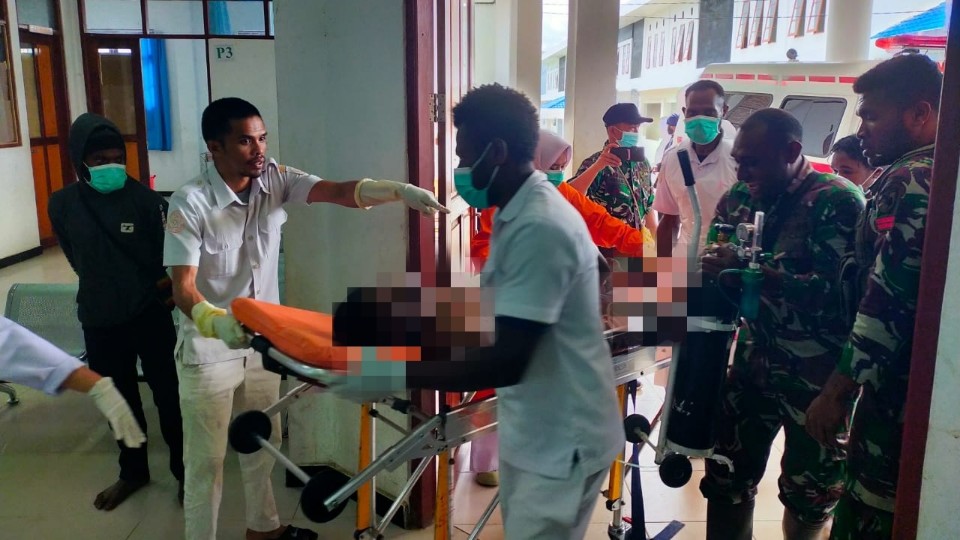 babinsa-tigi-ditikam-saat-amankan-pasar-waghete-yang-dibakar
