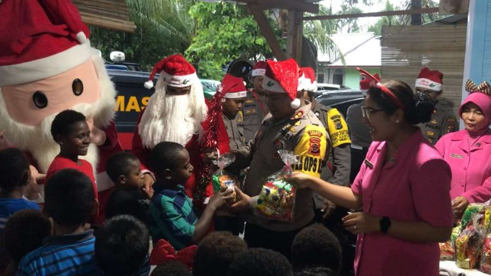kasih-natal-polres-mimika-berbagi-1000-bingkisan