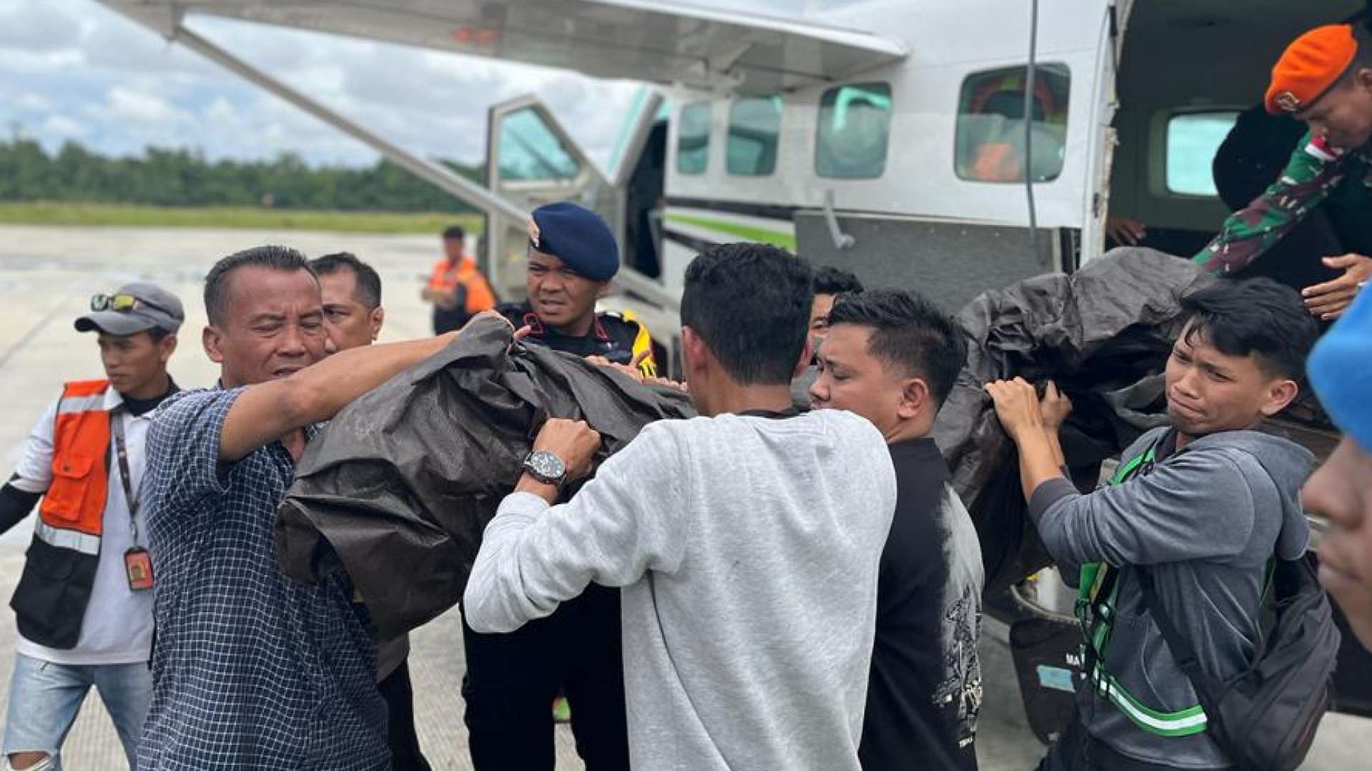 jenazah-korban-penembakan-di-sinak-dievakuasi-ke-timika