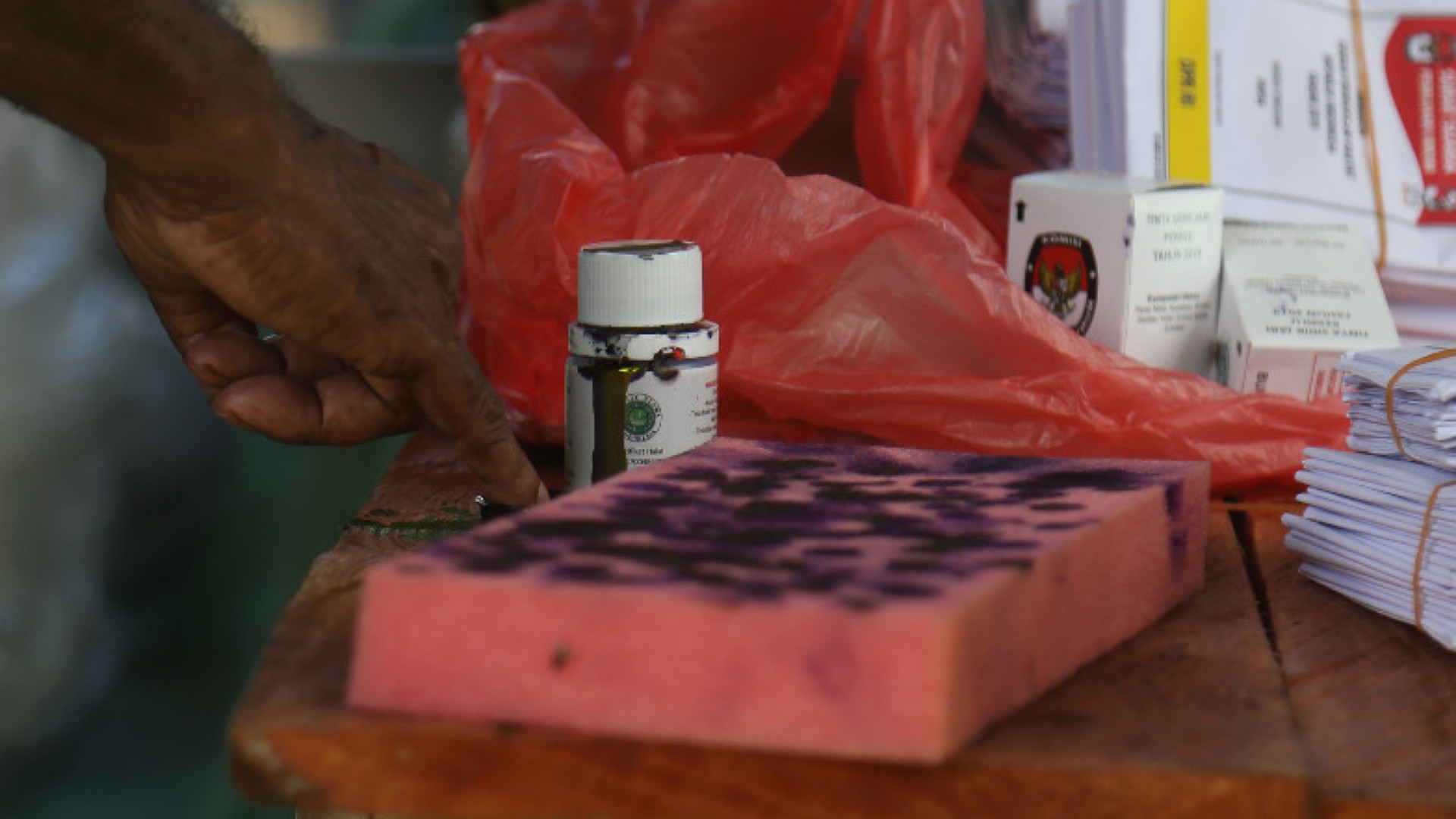 bantu-kpu-pemkab-mimika-rutin-kucurkan-dana-hibah