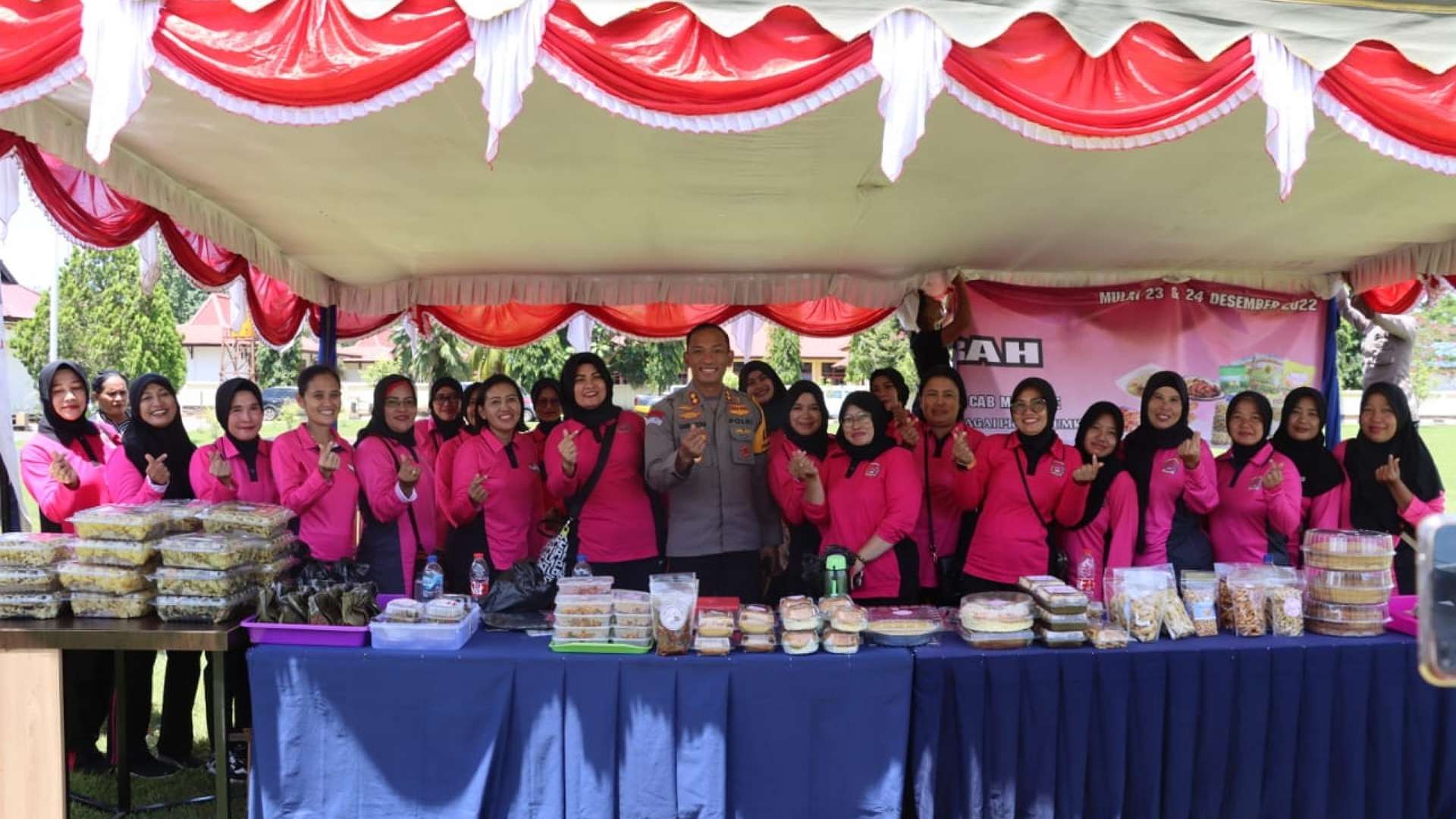 Kapolres Merauke AKBP Sandi Sultan, SIK didampingi Ketua Bhayangkari Cabang Merauke Ny. Gita Sandi Sultan saat pembukaan pasar murah, Foto: Humas Polres Merauke