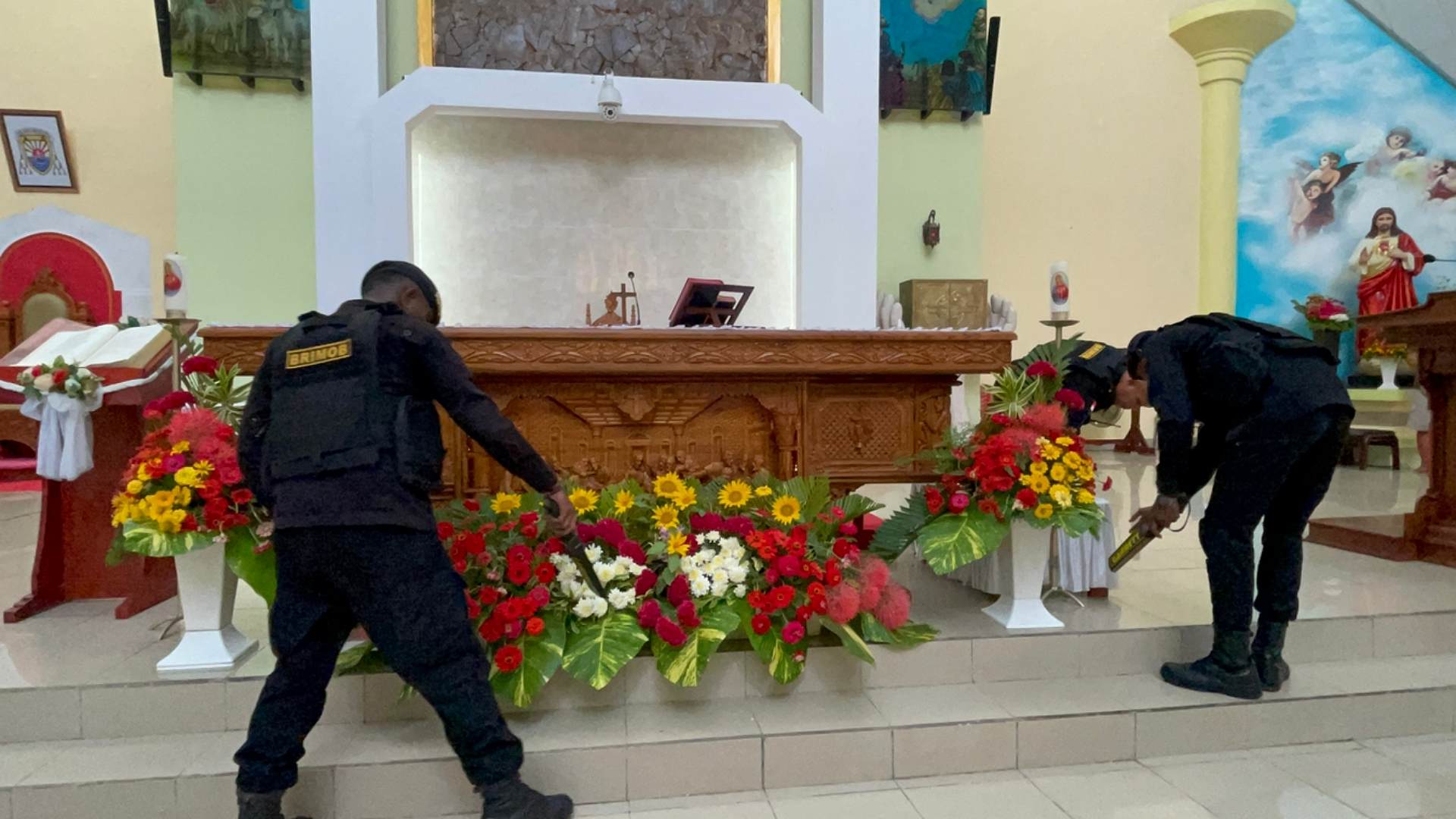 jelang-ibadah-natal-personel-brimob-merauke-sterilisasi-gereja