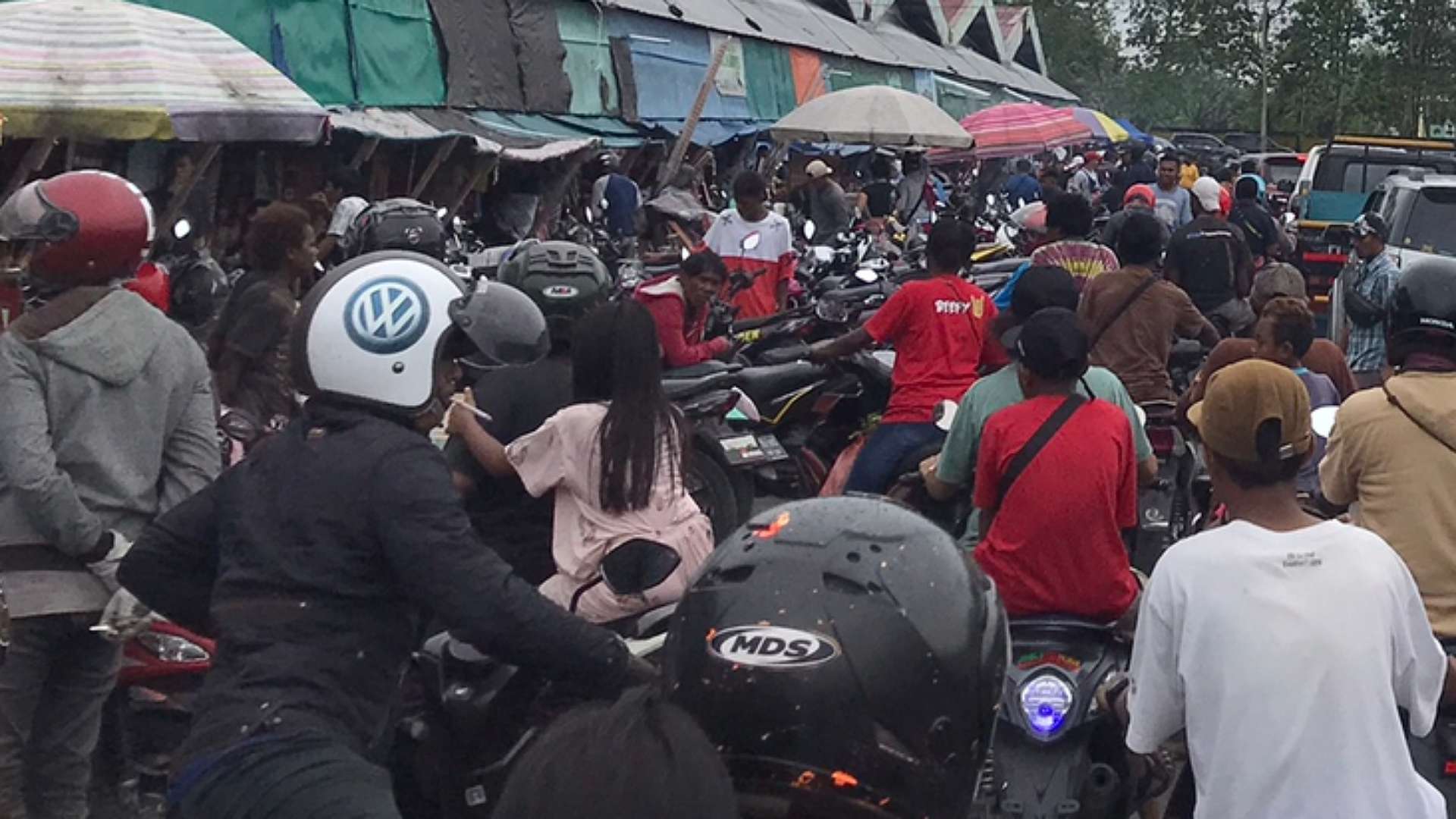 h-1-perayaan-natal-pasar-sentral-timika-padat