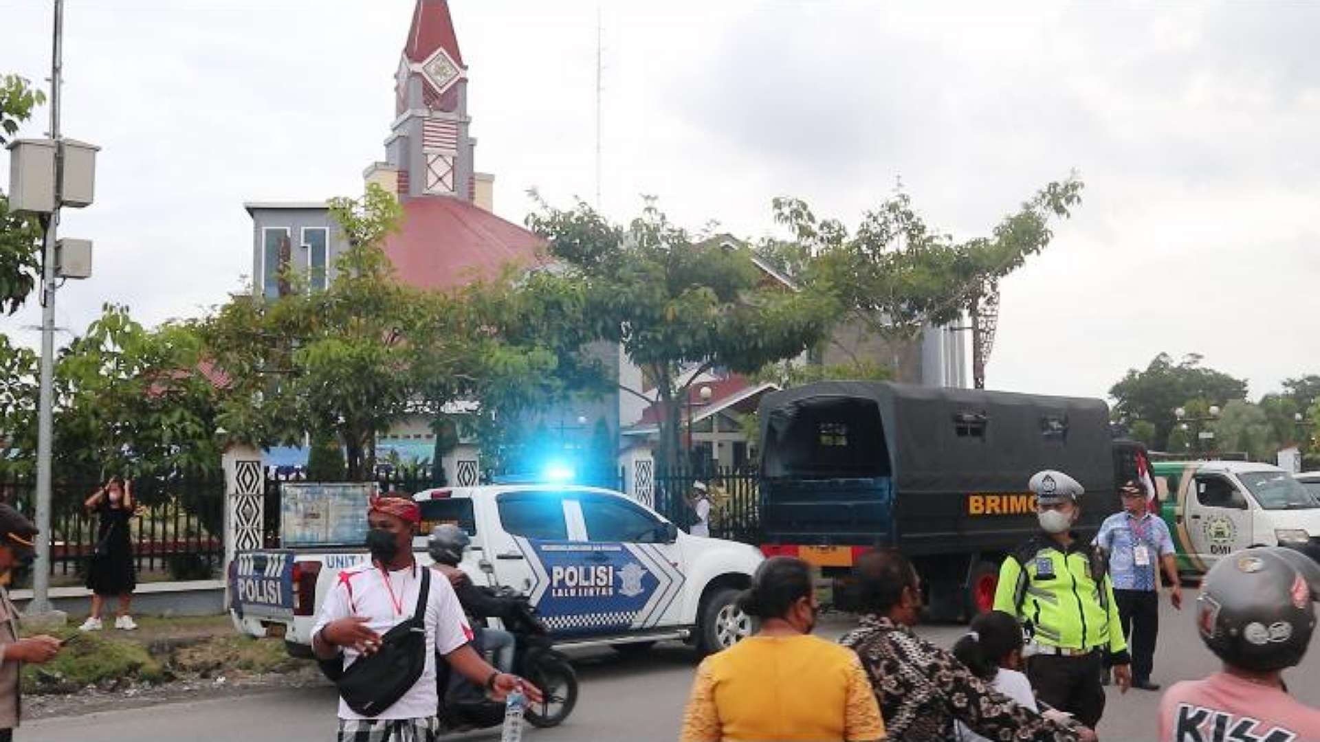ibadah-natal-di-timika-dijaga-warga-lintas-agama