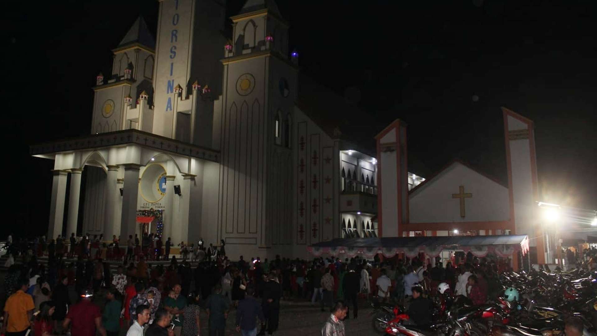 Suasana di luar Gedung Gereja Torsina Timika, Sabtu (24/12/2022) malam. Foto: Faris/ Papua60detik