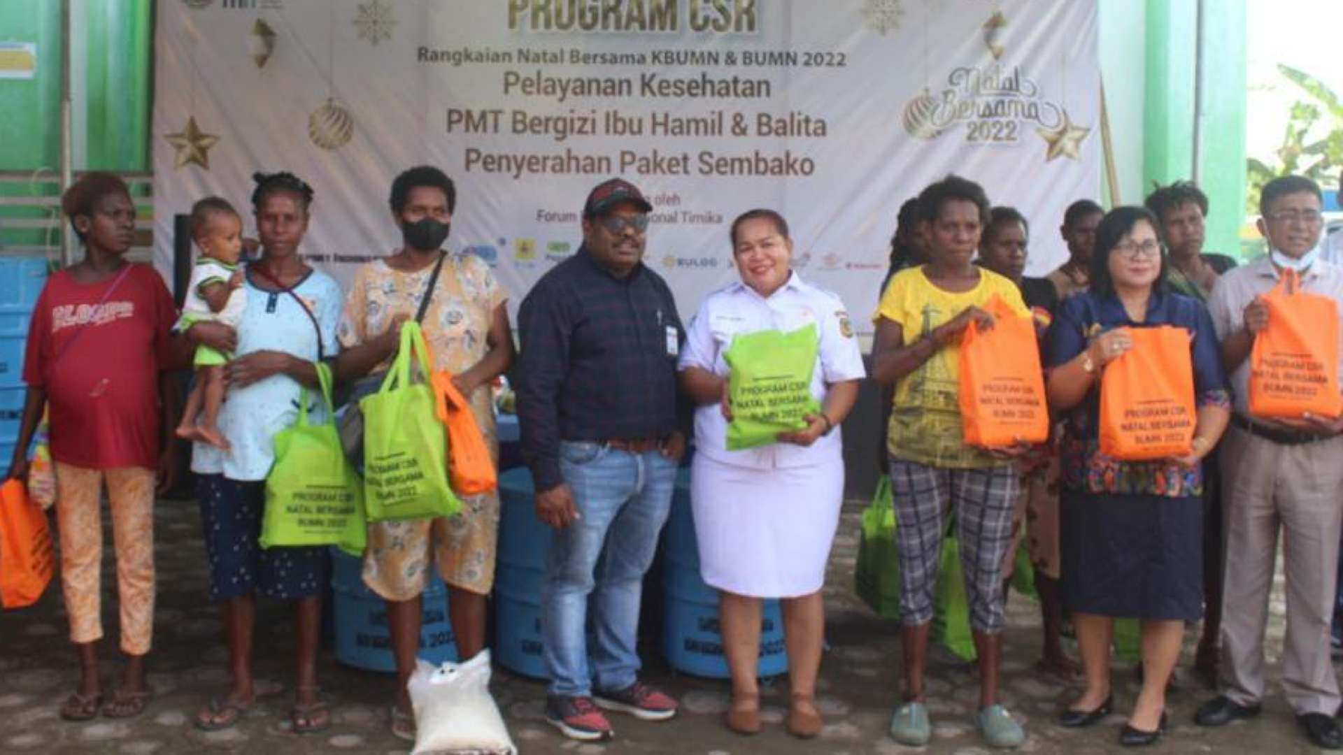bumn-di-timika-bagikan-makanan-buat-balita-ibu-hamil