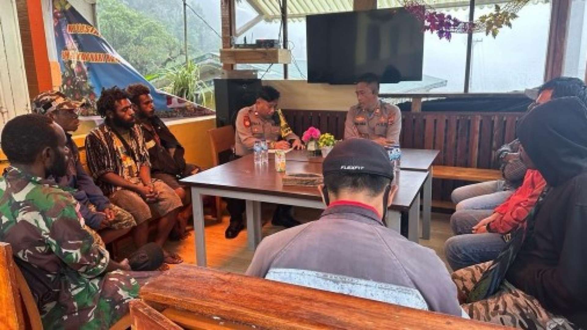 tak-ada-pasar-warga-tembagapura-curhat-sulit-penuhi-kebutuhan-sehari-hari-ke-polisi