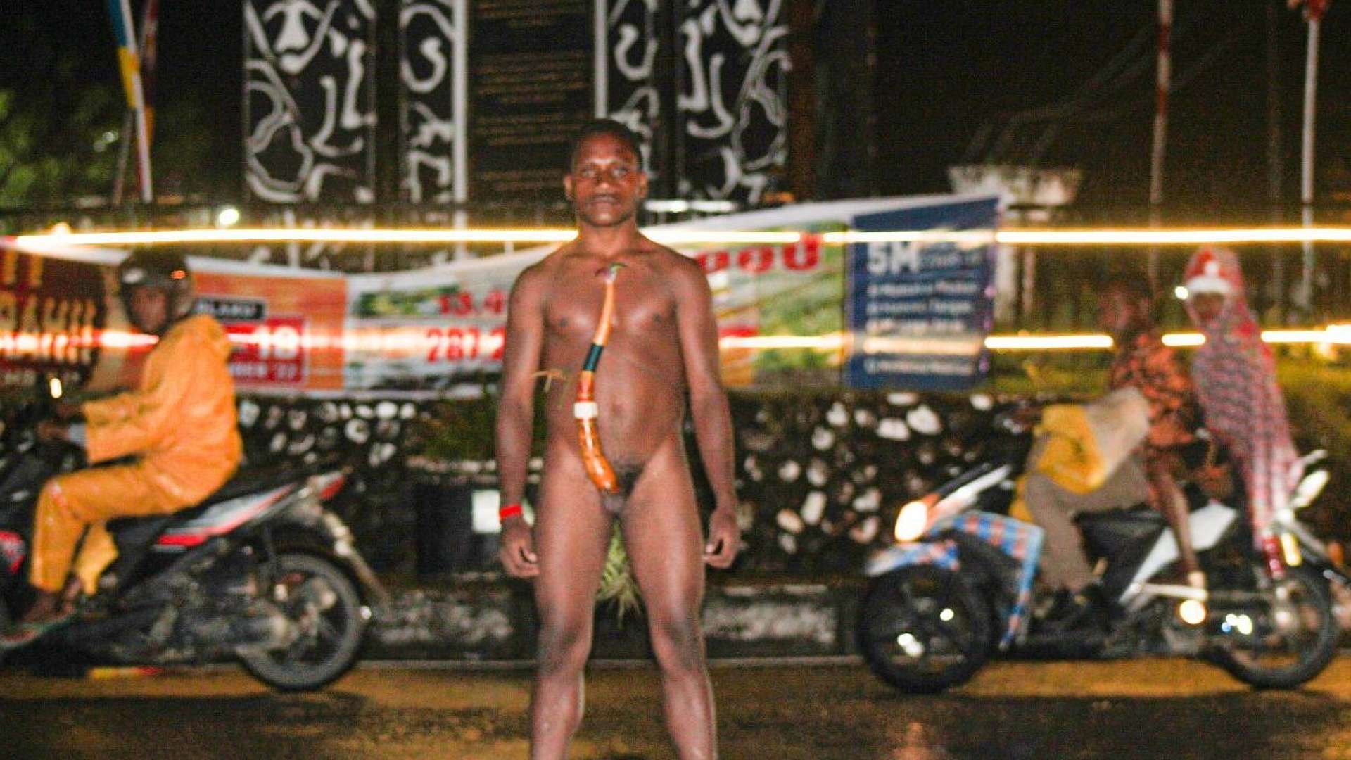 rayakan-tahun-baru-bernas-pakai-koteka-sendirian-di-bundaran-ti