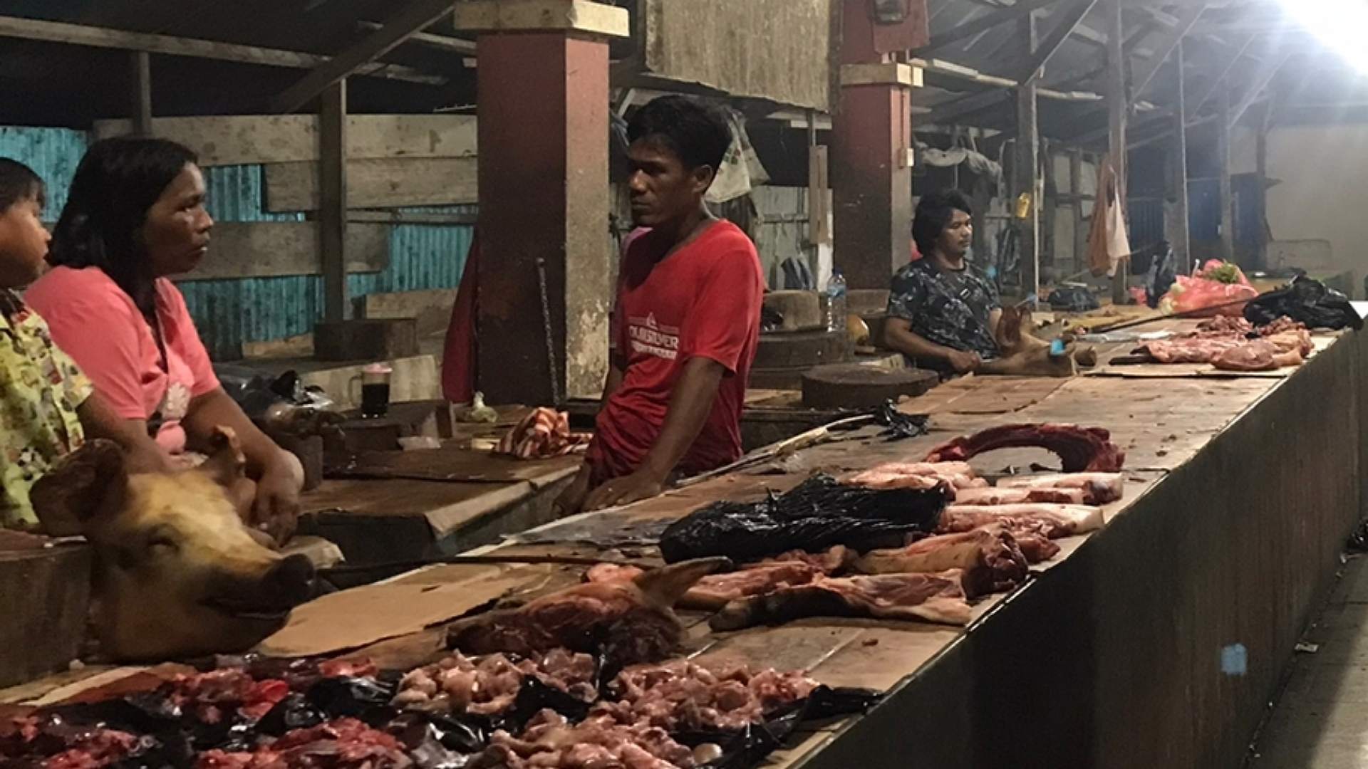 pedagang-daging-babi-merasa-dianaktirikan-pemkab-mimika
