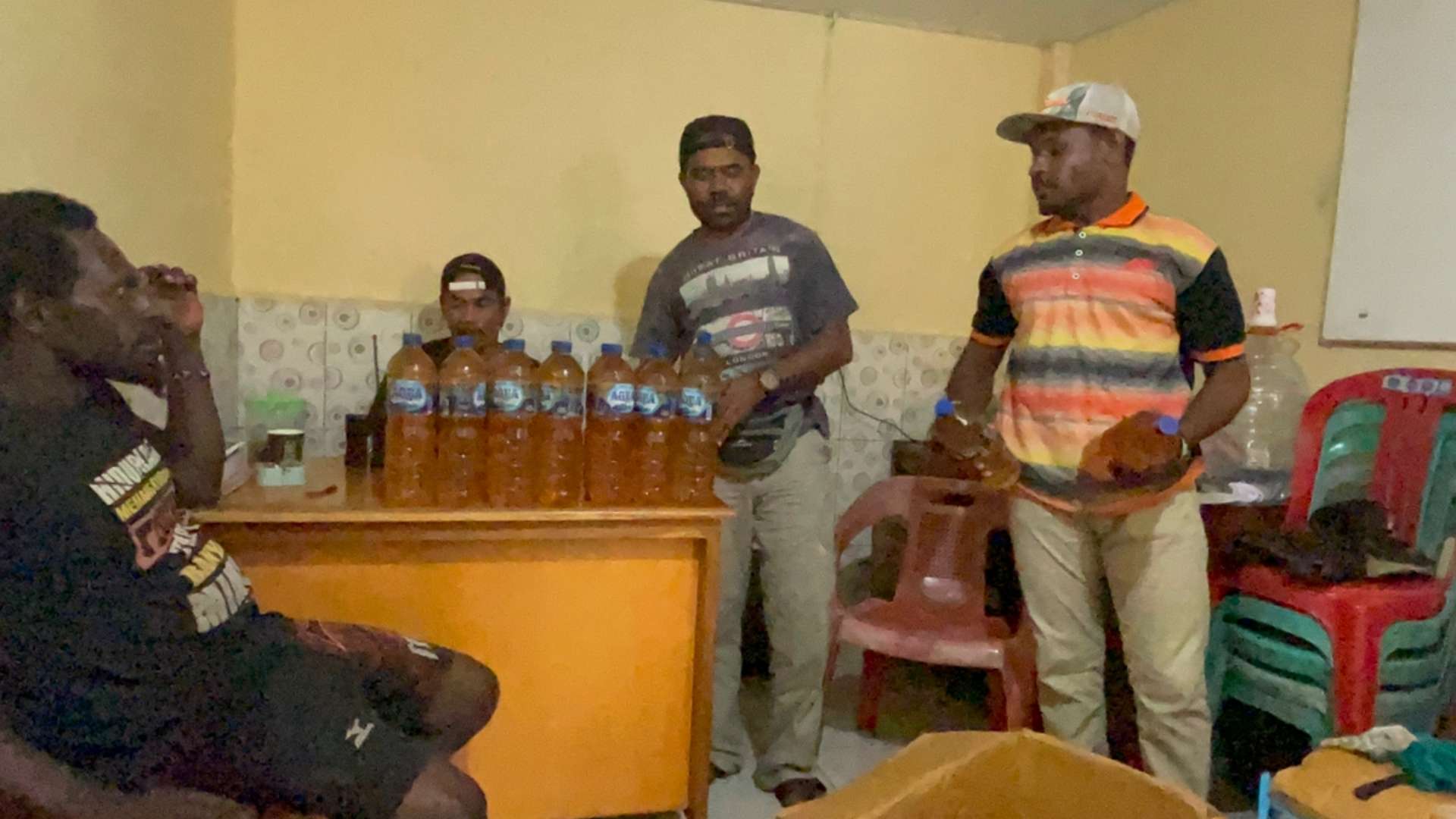 bawa-puluhan-botol-sopi-di-km-sirimau-pria-ini-ditangkap-polisi