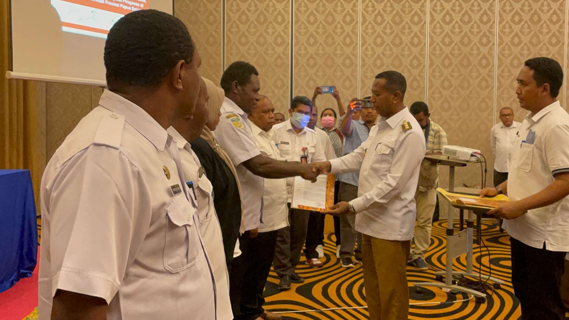 ratusan-asn-empat-kabupaten-terima-sk-pegawai-provinsi-papua-selatan