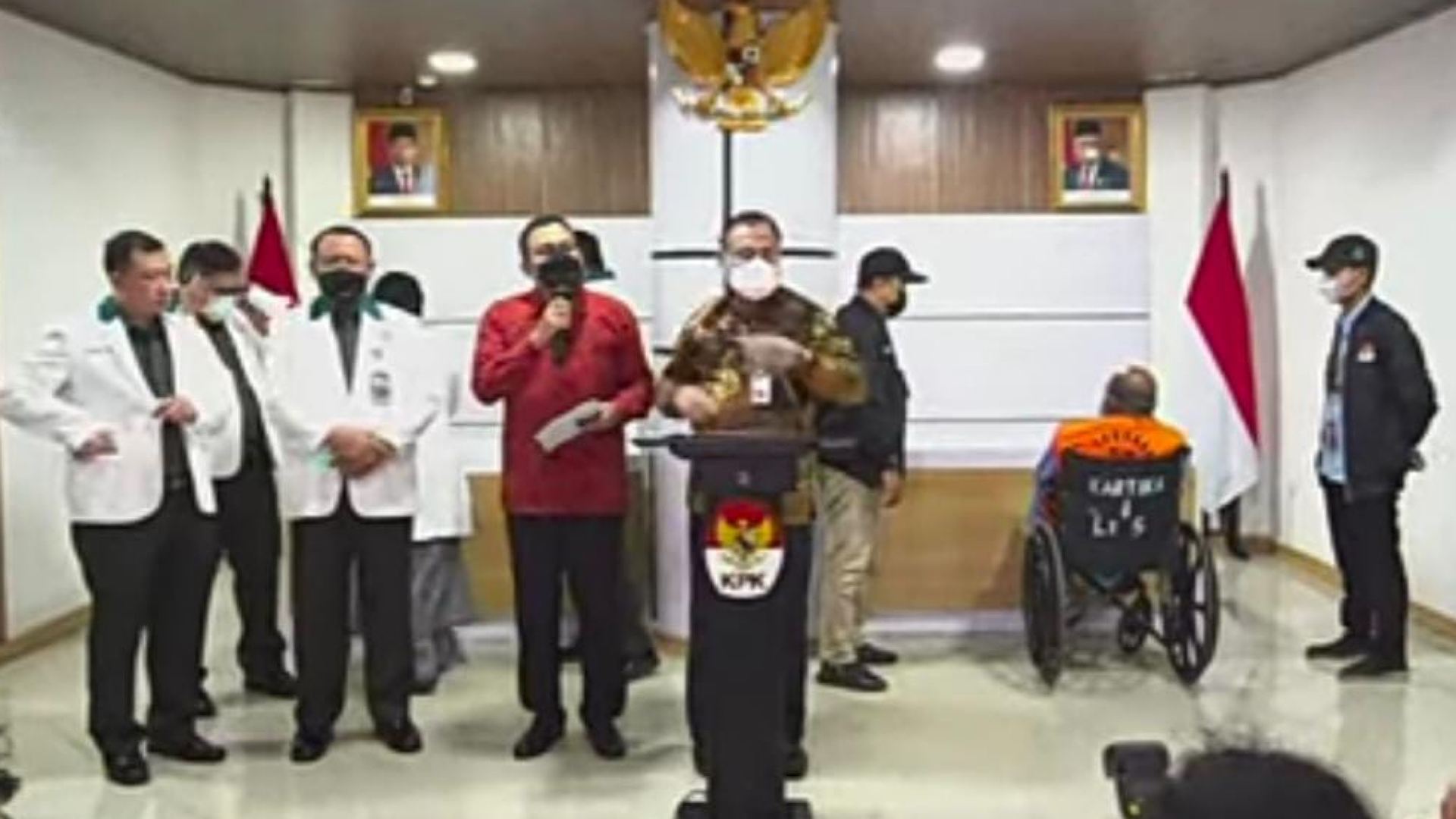 lukas-enembe-resmi-jadi-tahanan-kpk-aset-senilai-miliaran-rupiah-disita