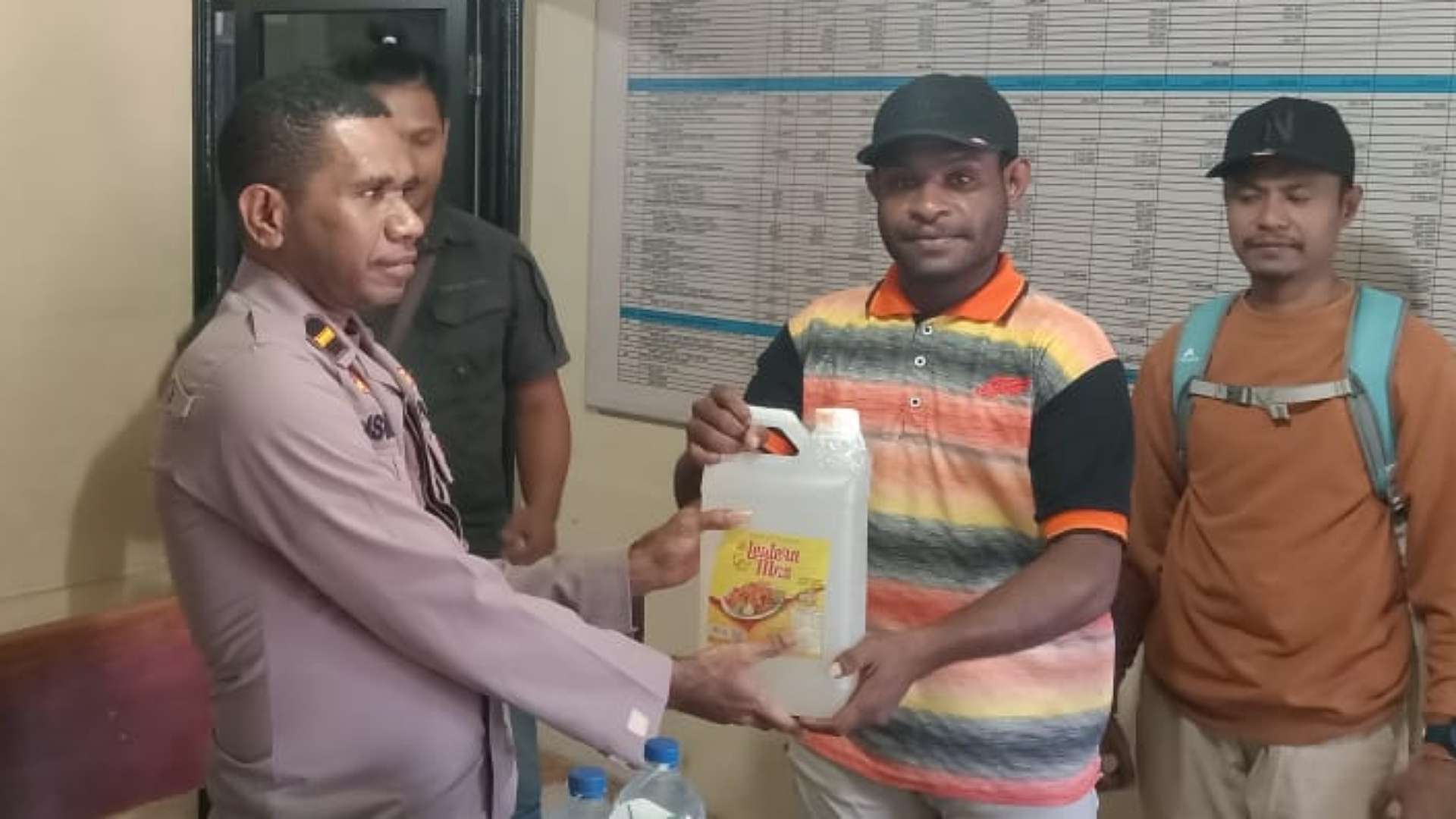 selundupkan-sopi-tiga-orang-ditangkap-polisi-di-pelabuhan-merauke