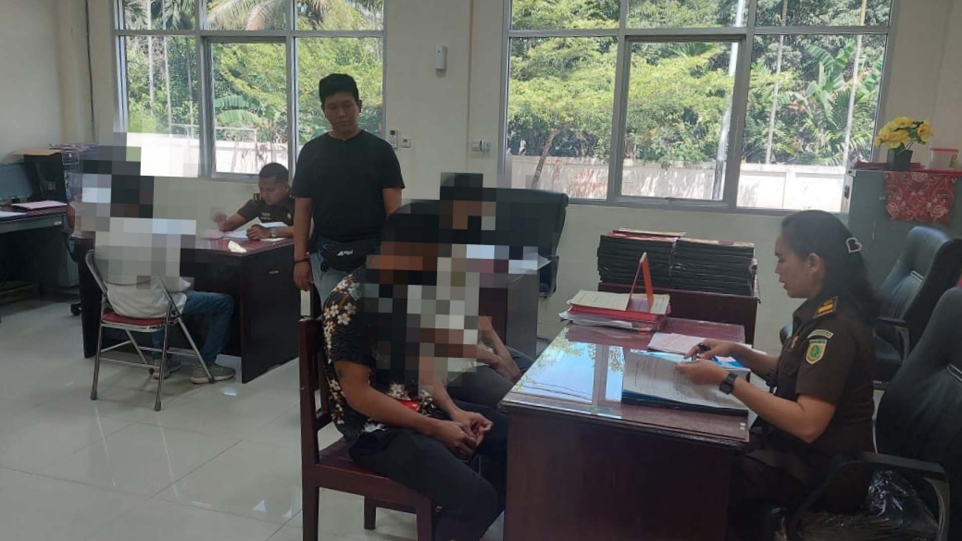 polisi-serahkan-3-tersangka-kasus-sinte-ke-kejari-mimika