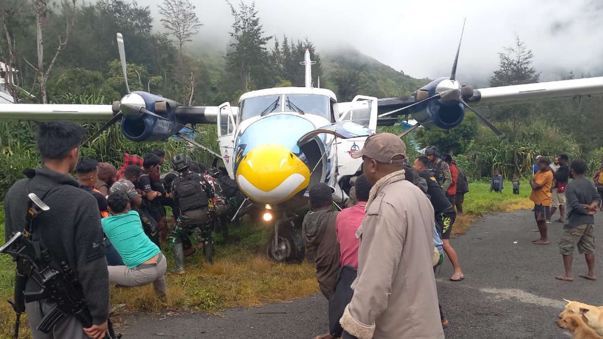 pesawat-sam-air-tergelincir-di-beoga-semua-kru-selamat