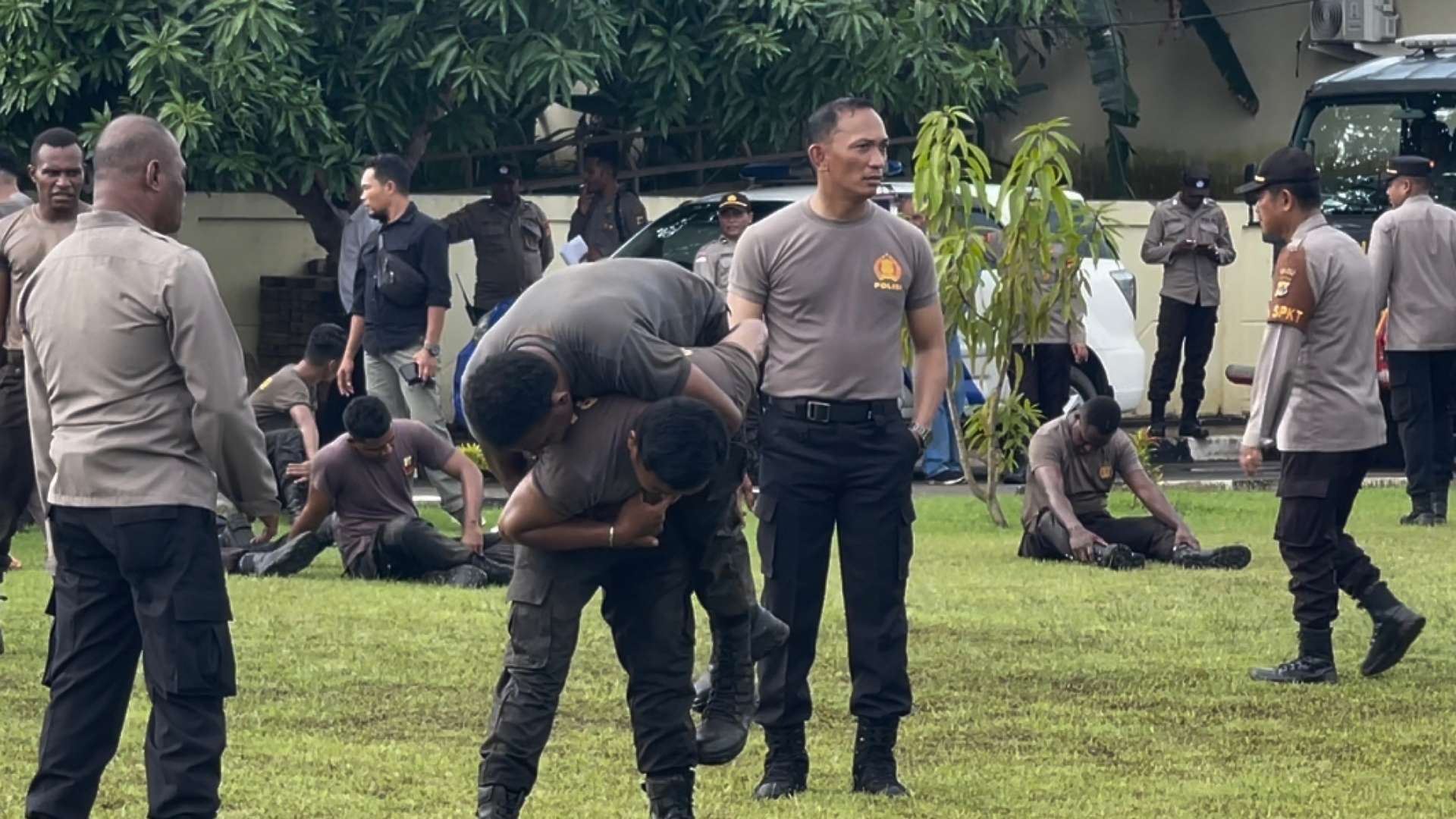 songsong-pemilu-2024-polres-merauke-tingkatkan-fisik-anggota