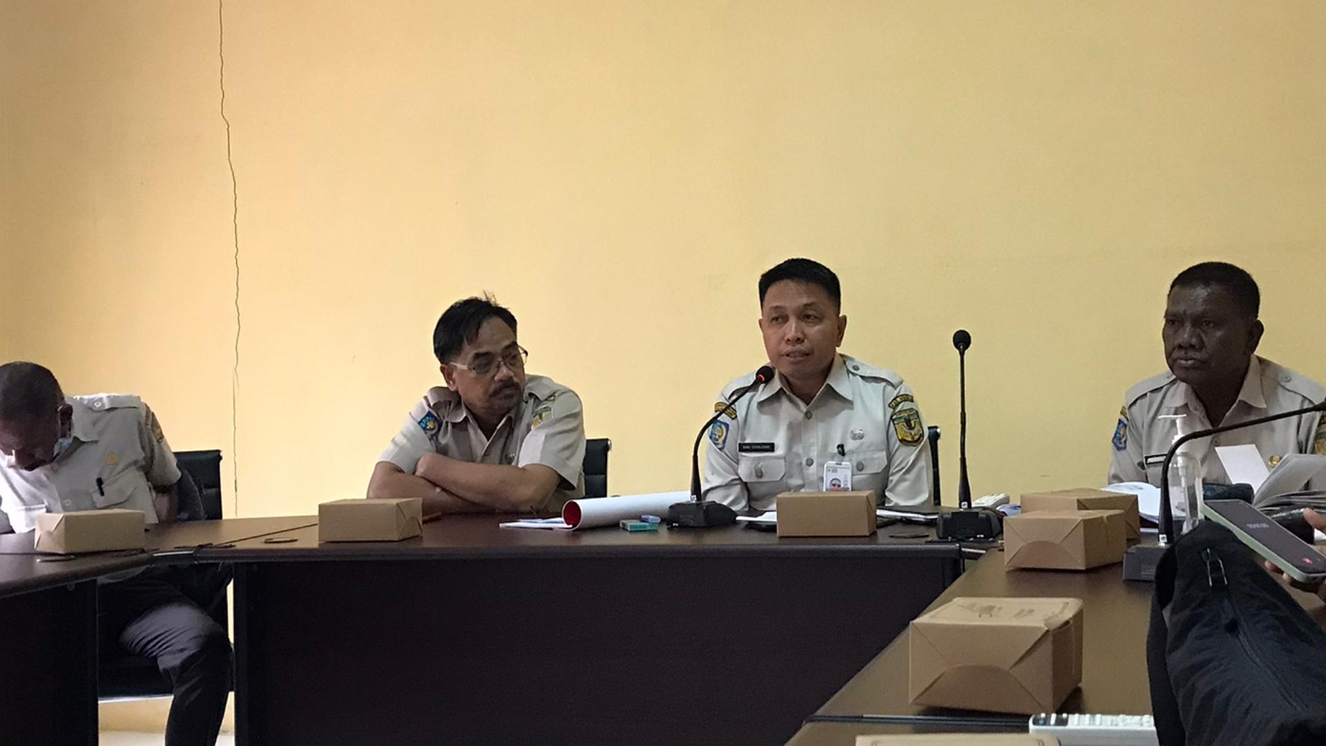 Kepala Bapenda, Dwi Cholifah didampingi Sekretaris Yulianus Pabuntu dan beberapa kepala bidang, Selasa (24/1/2023). Foto: Faris/ Papua60detik