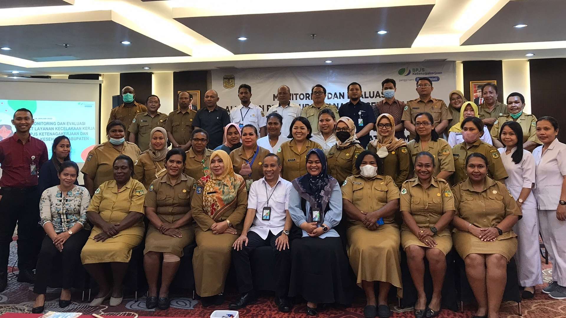 Pegawai Dinkes Mimika dan BPJS Ketenagakerjaan. Foto: Faris/ Papua60detik