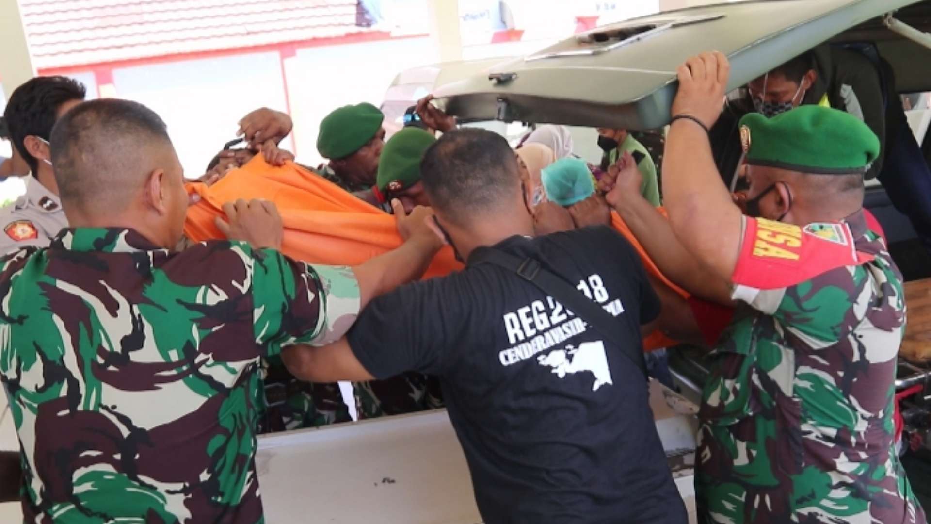 Jenazah Serka Jeki tiba di Kamar Jenazah RSUD Mimika, Rabu (24/1/2023). Foto: Amma/Papua60detik