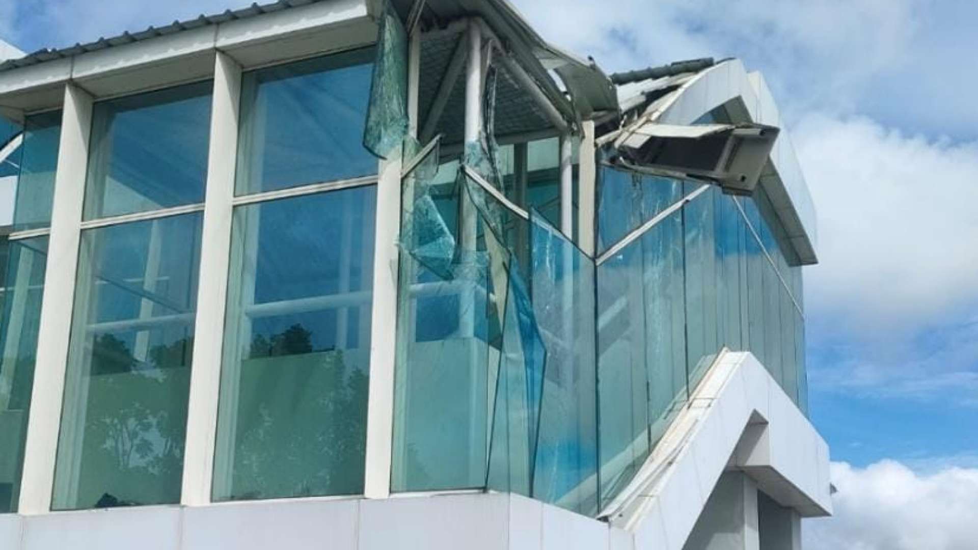 Sisi bangunan Bandara Mopah Merauke yang rusak usai ditabrak Pesawat Lion Air, Kamis (26/1/2023). Foto: Istimewa