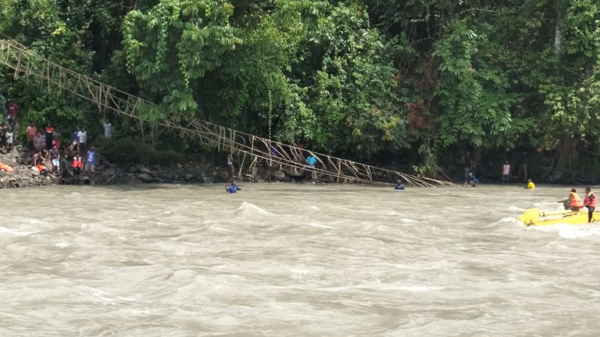 empat-anggota-tni-polri-yang-hanyut-di-sungai-digoel-masih-dalam-pencarian