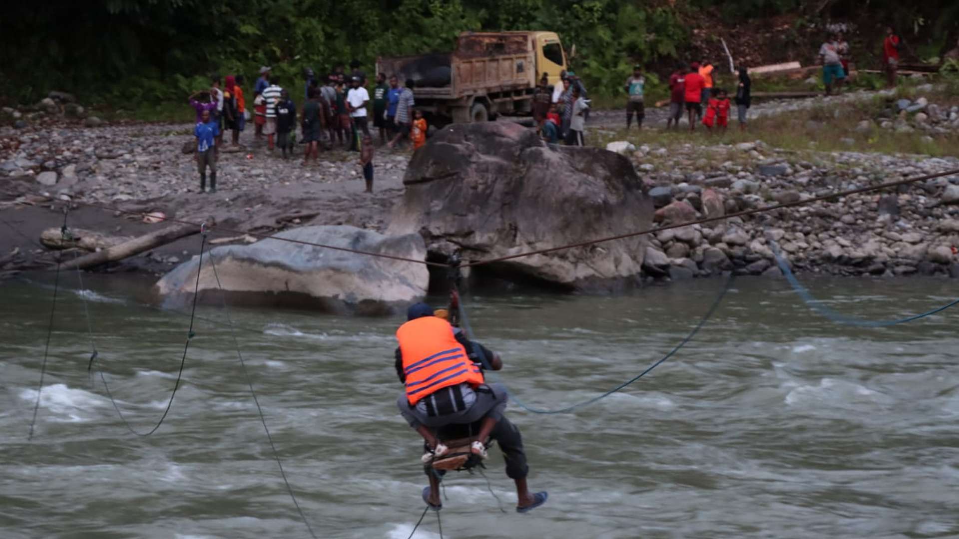1-anggota-tni-korban-jembatan-putus-kali-digoel-ditemukan-meninggal