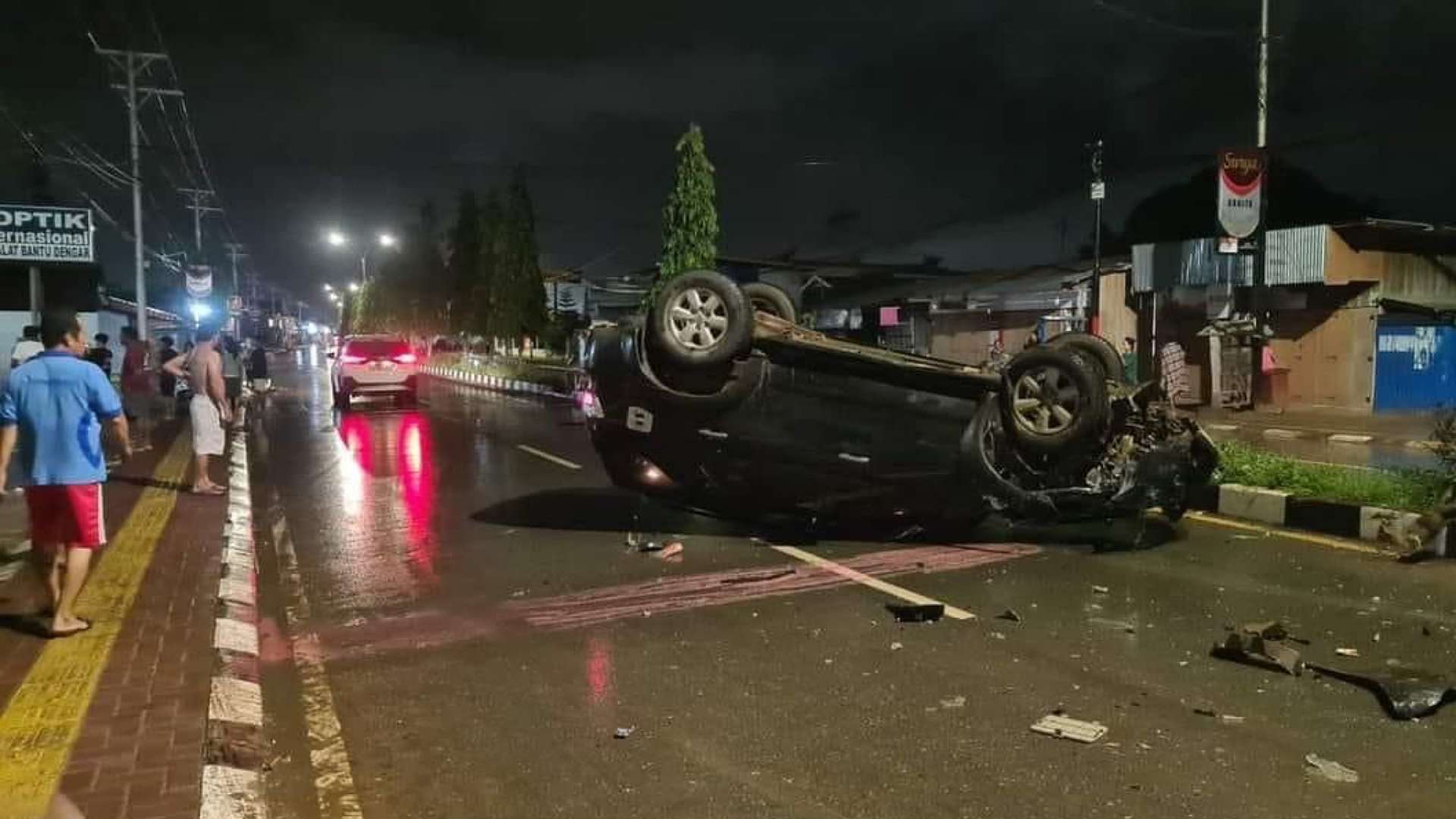 Anggota Lantas Polres Merauke sedang olah TKP kecelakaan di Jalan Mandala Merauke.  Foto: Satlantas Polres Merauke