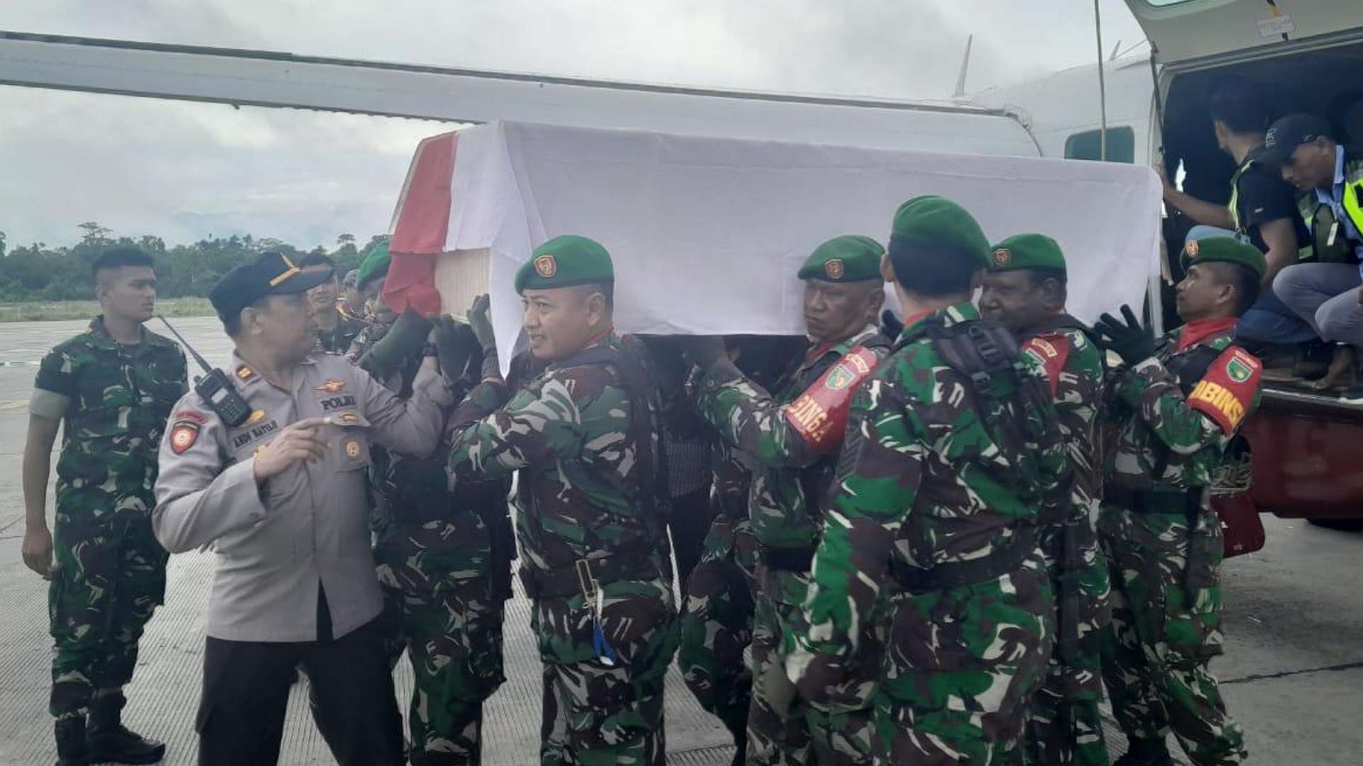 jenazah-prajurit-tni-yang-terpeleset-di-kali-dipulangkan-ke-kampung-halaman