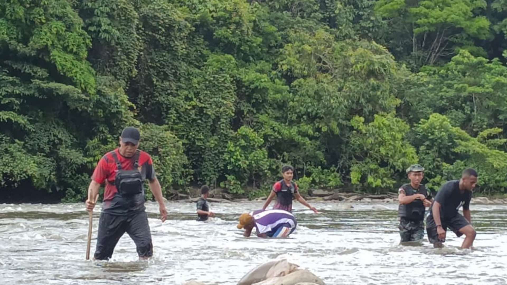 satu-anggota-polisi-korban-hanyut-di-sungai-digoel-pegubin-belum-ditemukan