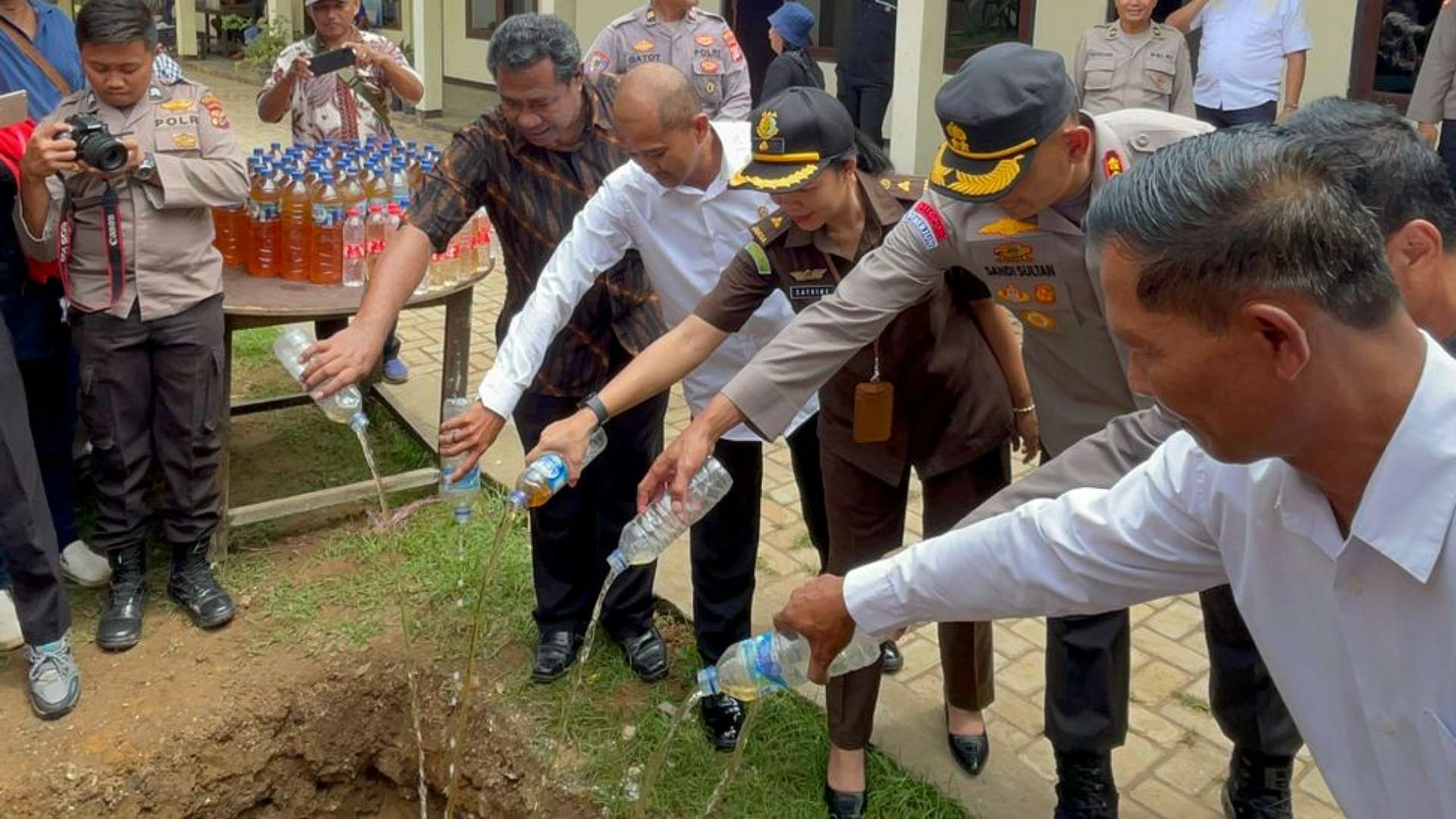 polres-merauke-musnahkan-ratusan-liter-miras-lokal