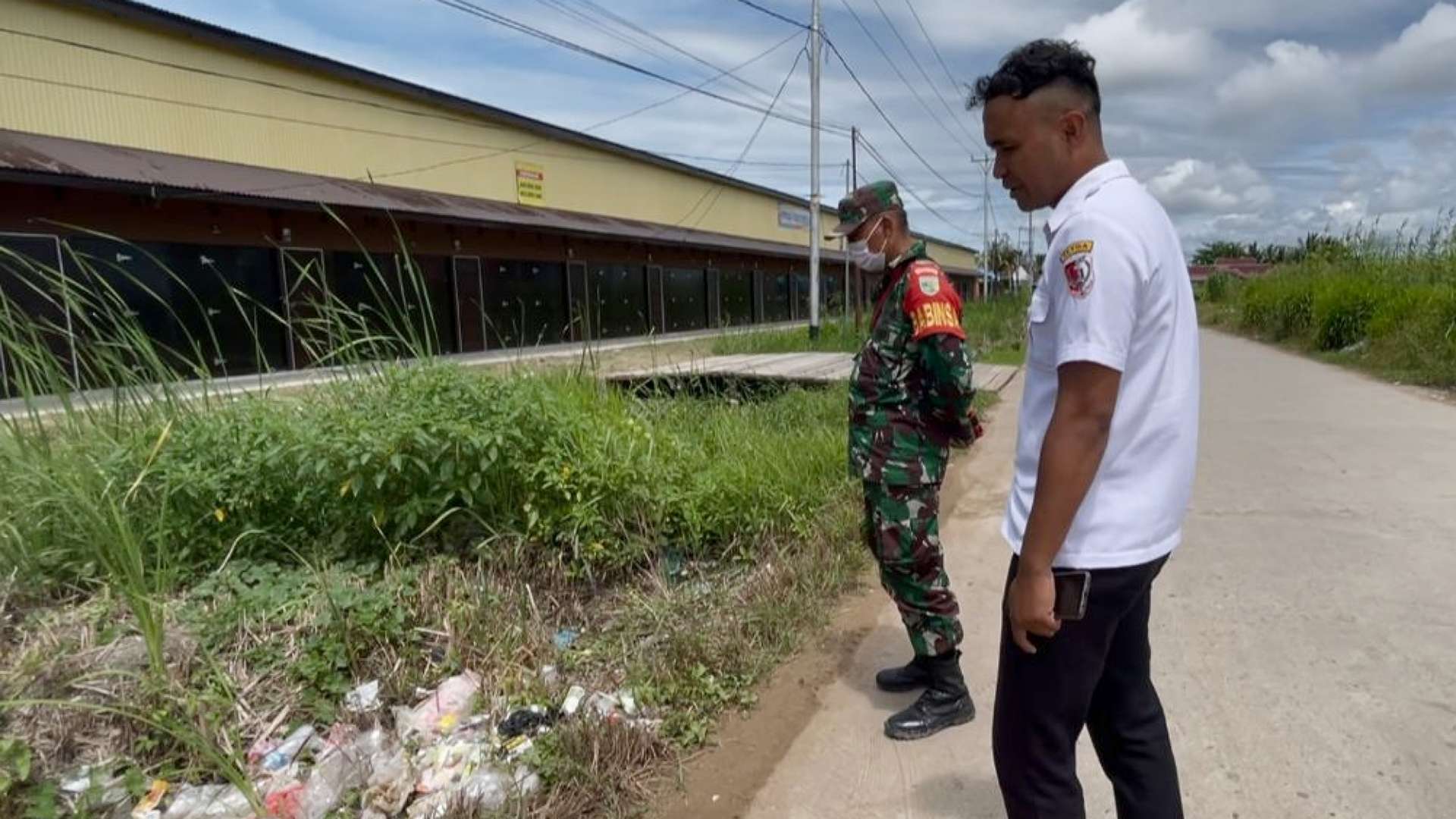 lurah-ini-bikin-sayembara-tangkap-warga-yang-buang-sampah-sembarangan