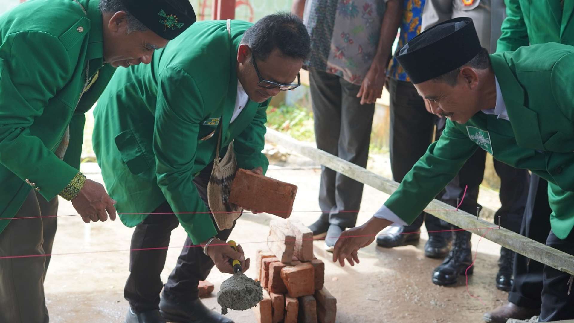 michael-gomar-letakkan-batu-pertama-pembangunan-sekretariat-pc-nu-mappi
