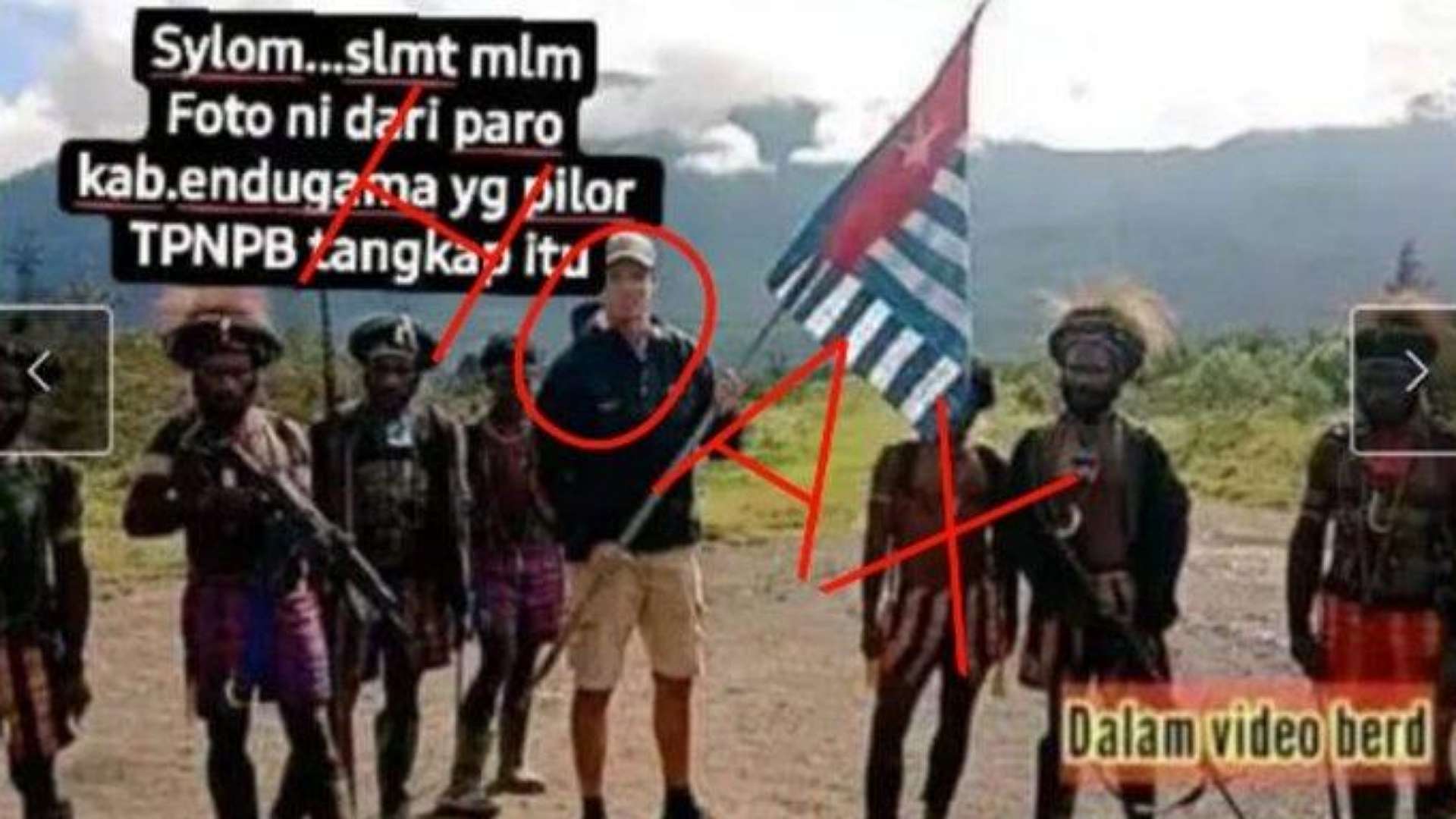 Foto yang beredar memperlihatkan seorang WNA memegang tiang bendera Bintang Kejora. Foto: istimewa
