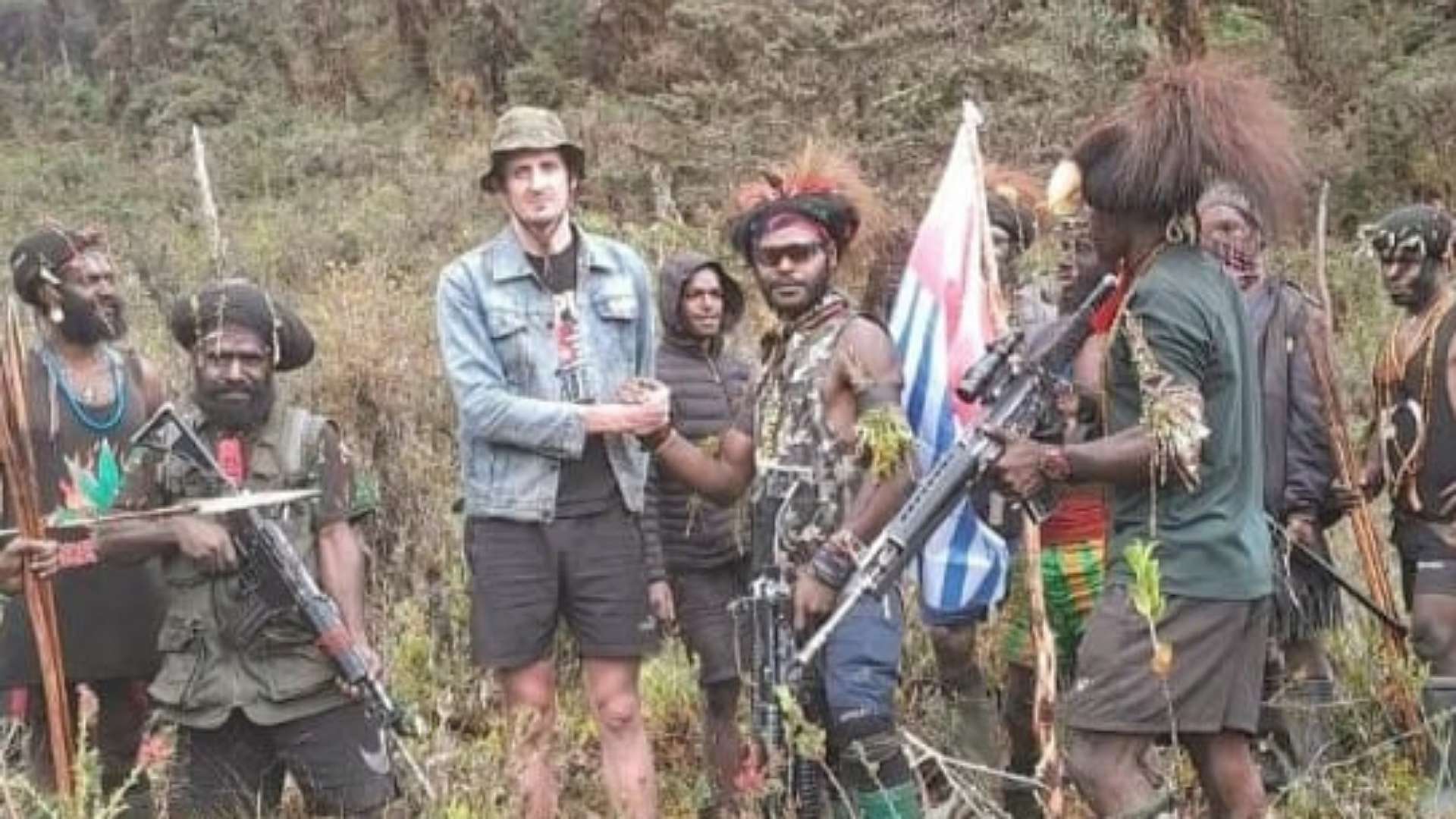 beredar-foto-video-pilot-susi-air-bersama-kkb-nduga-kapolda-sebut-masih-negosiasii