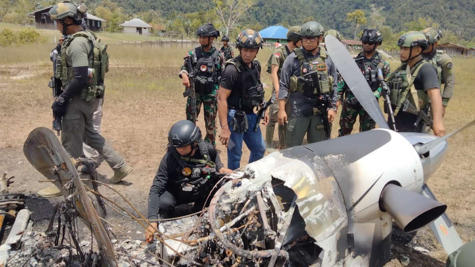 polisi-olah-tkp-pembakaran-pesawat-susi-air-di-paro