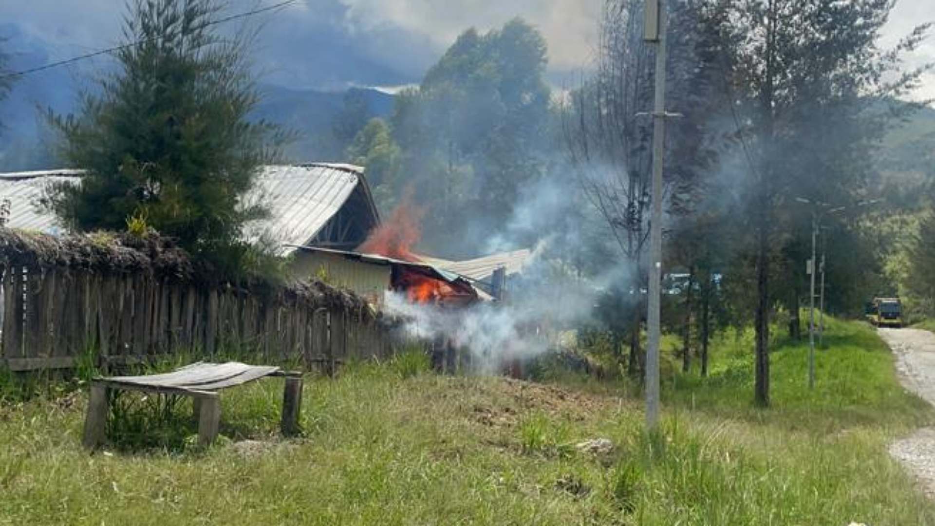 kkb-diduga-bakar-rumah-warga-di-ilaga-terjadi-kontak-tembak
