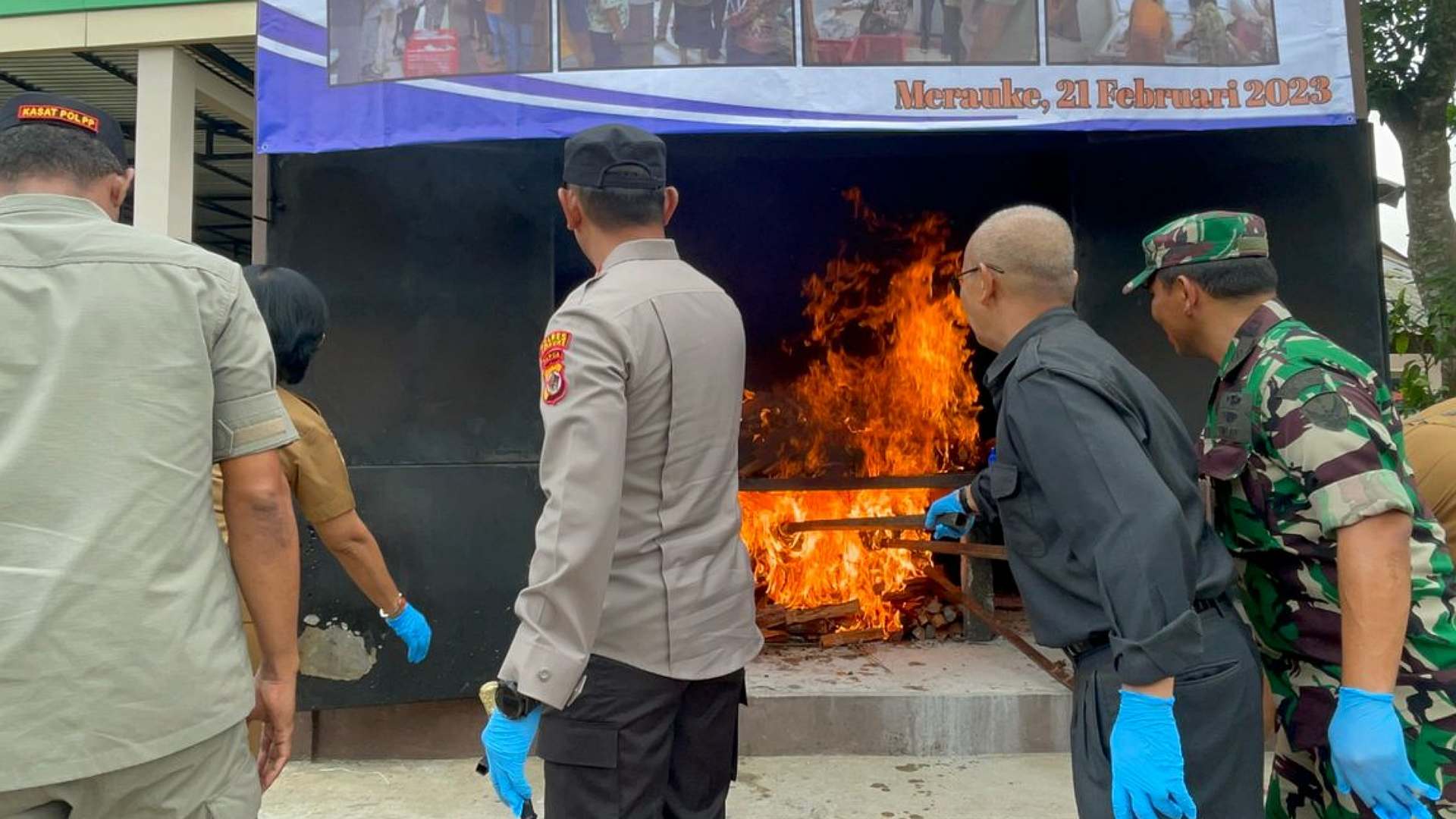 disita-dari-dua-restoran-ratusan-kilogram-daging-impor-dimusnahkan