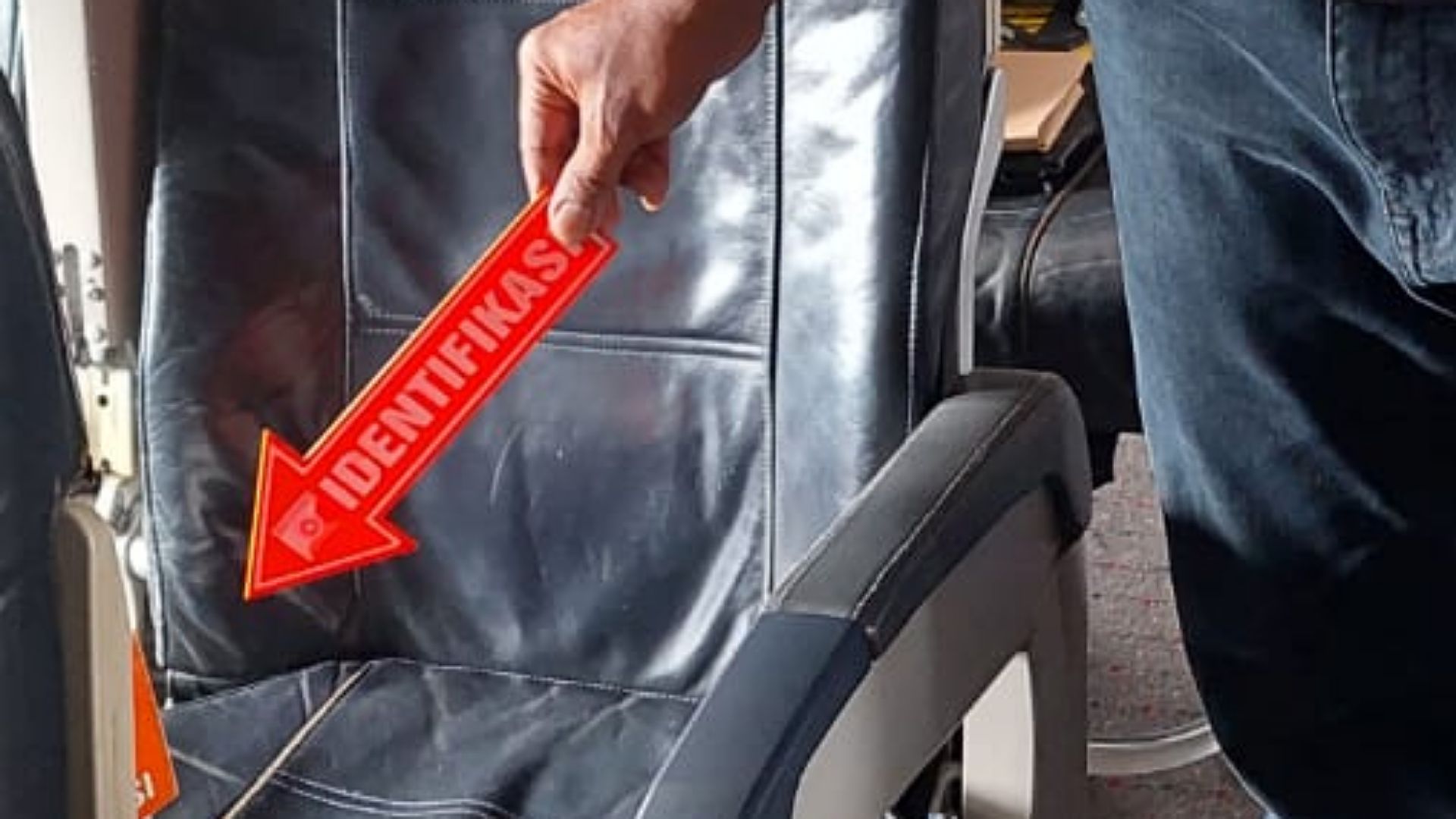 polisi-olah-tkp-kasus-penembakan-pesawat-trigana-air