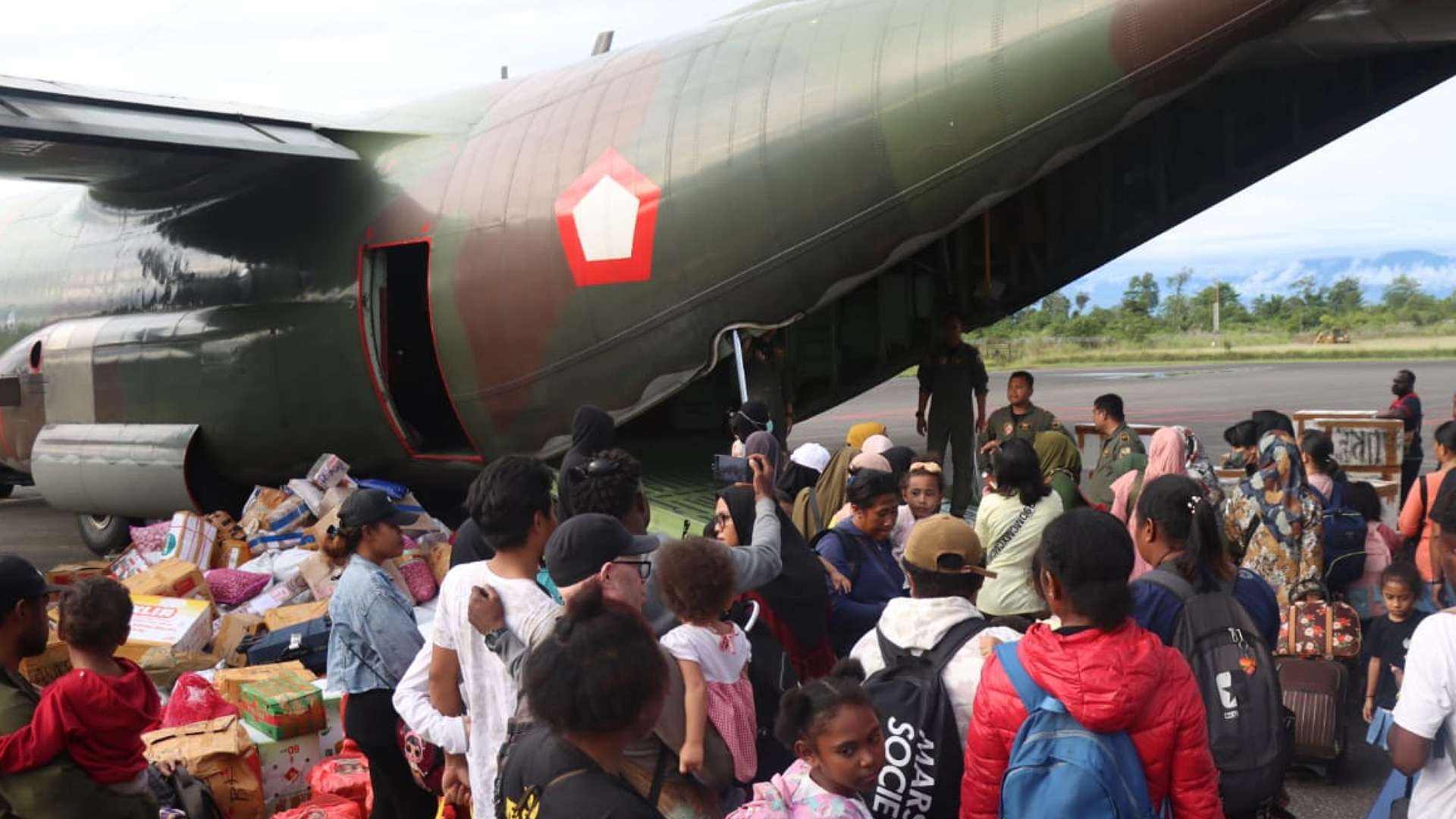 tak-ada-penerbangan-komersil-warga-yahukimo-naik-hercules
