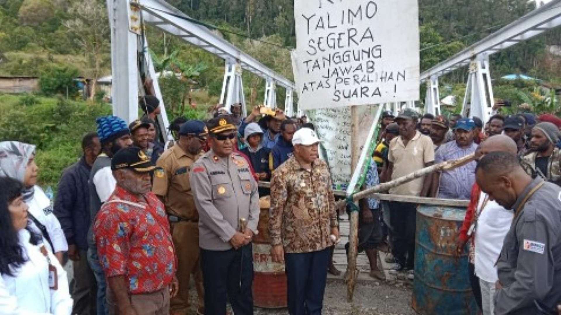 protes-dpt-turun-warga-di-yalimo-palang-jalan