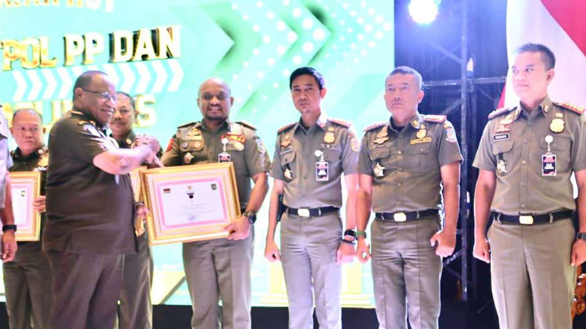 satpol-pp-mimika-terima-penghargaan-karya-bhakti-kemendagri